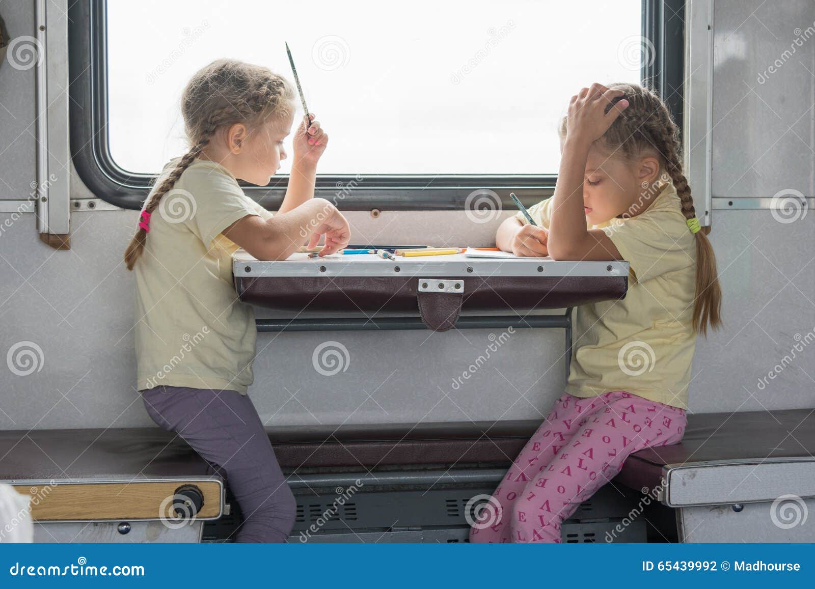 Ребенок едет на поезде с бабушкой. Девочки в поезде. Поезда для детей. Вагон для детей. Две девочки в поезде.