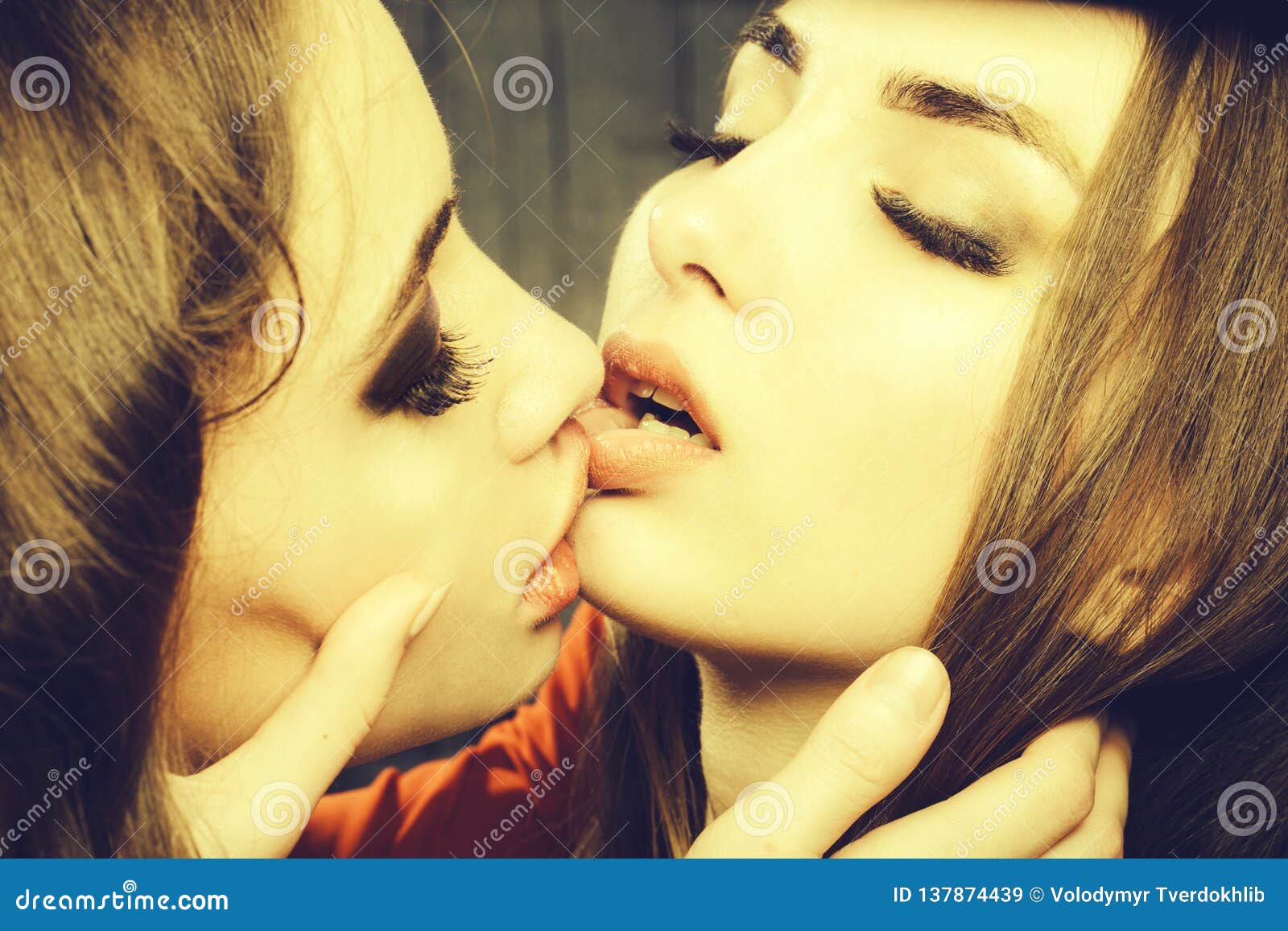 Girls Kissing Girls Pics