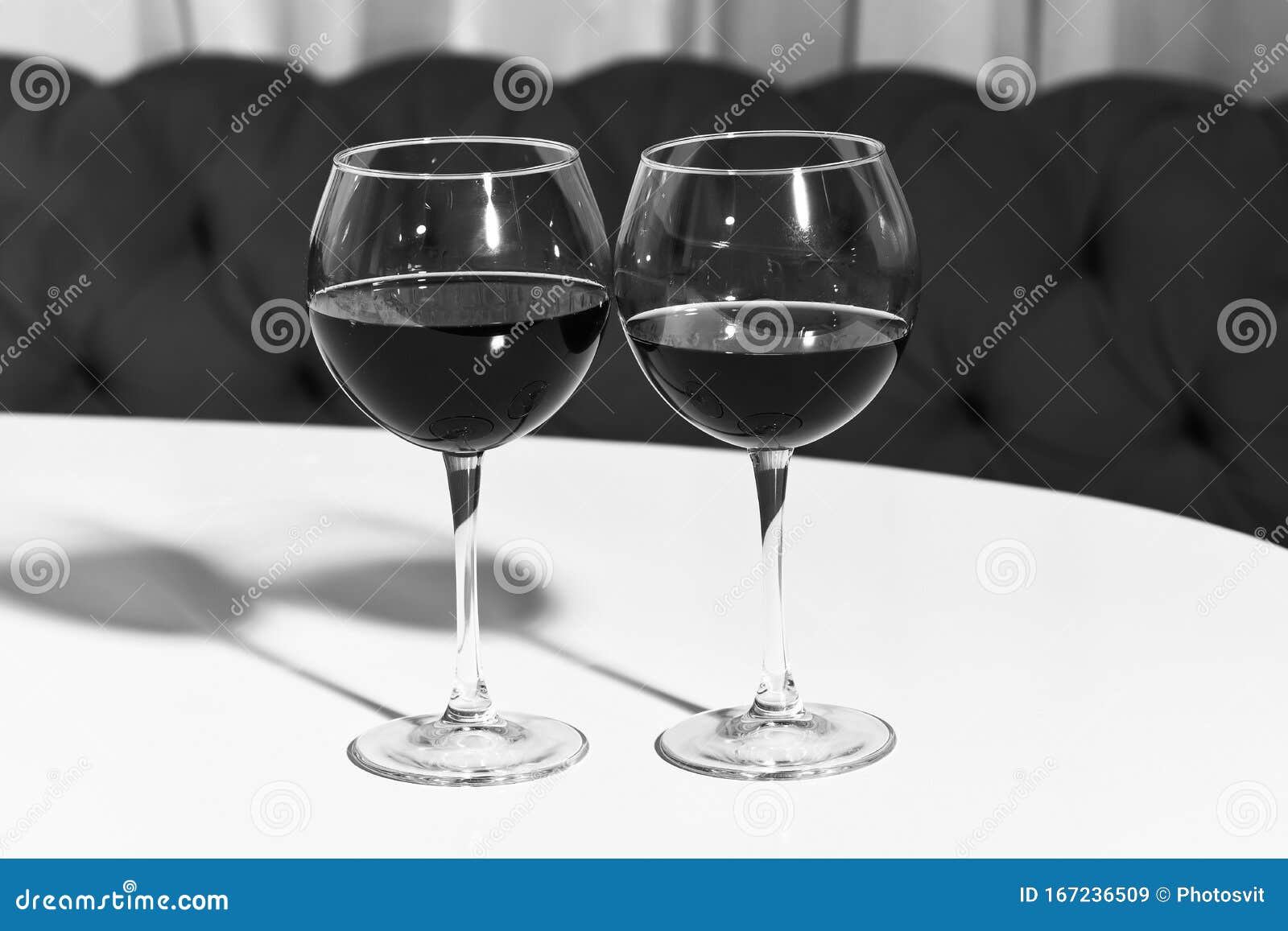 Two Glasses of Red Wine Alcoholic Drink 库存图片 图片 包括有 当事人, 玻璃 167236509