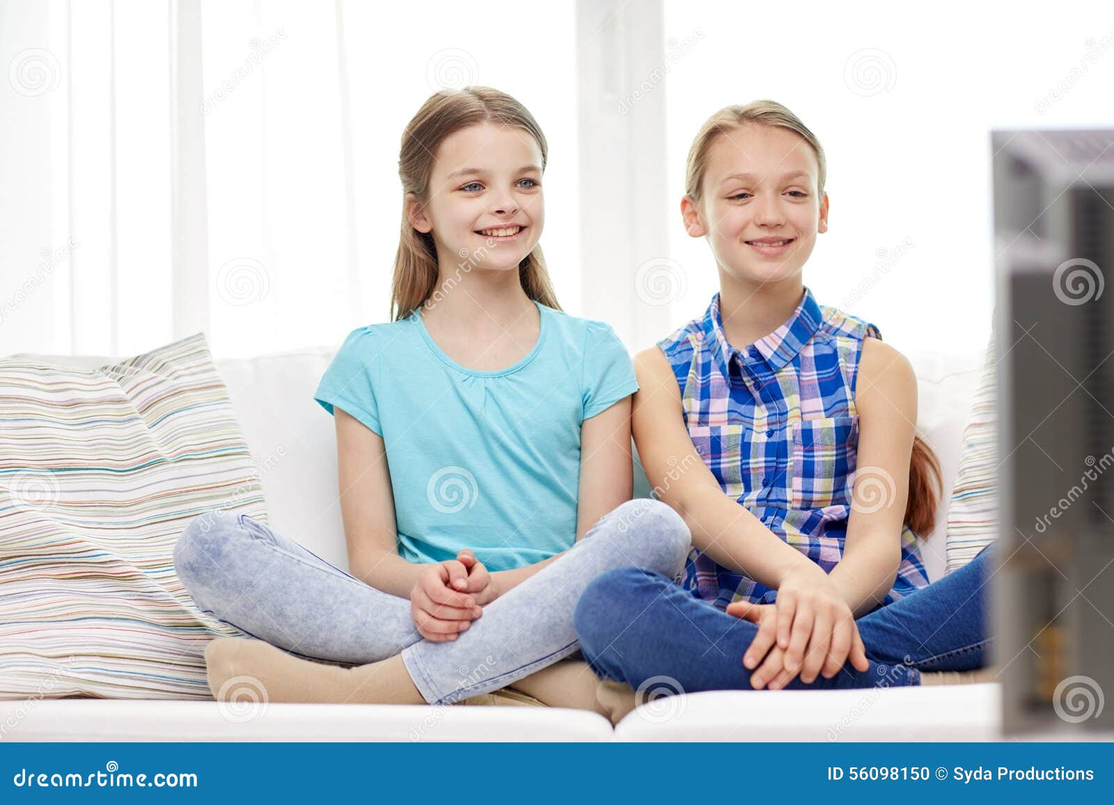 5 Exercícios Pra Queimar gordura Visceral two-happy-little-girls-watching-tv-home-people-children-television-friends-friendship-concept-56098150