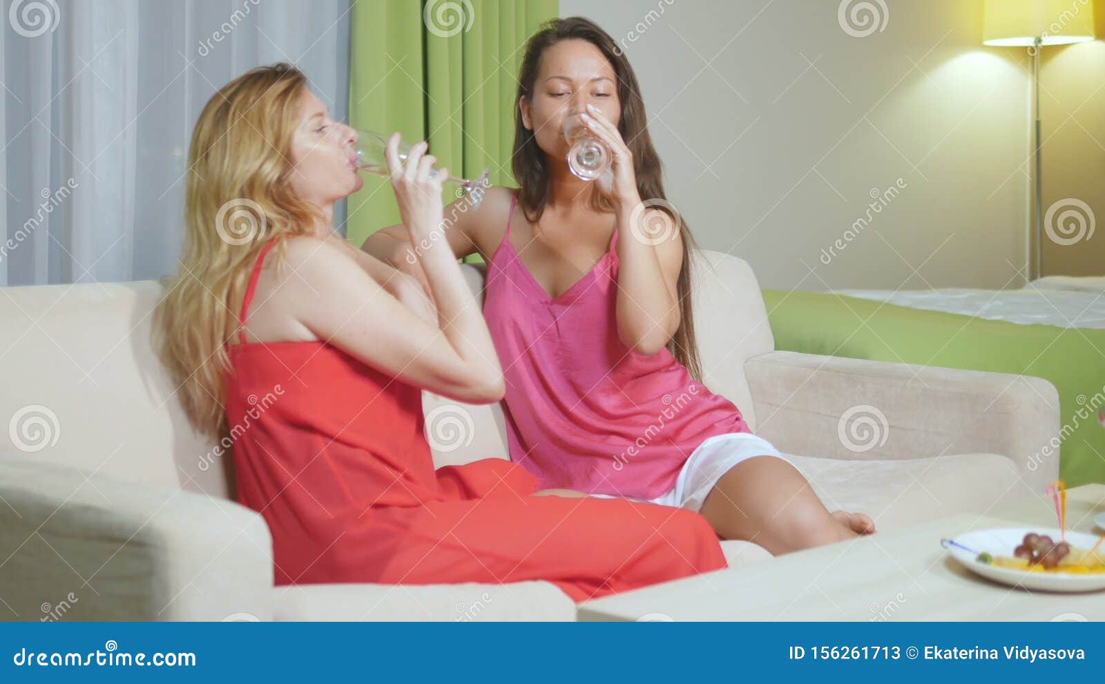 лесби пьют женщины фото 63