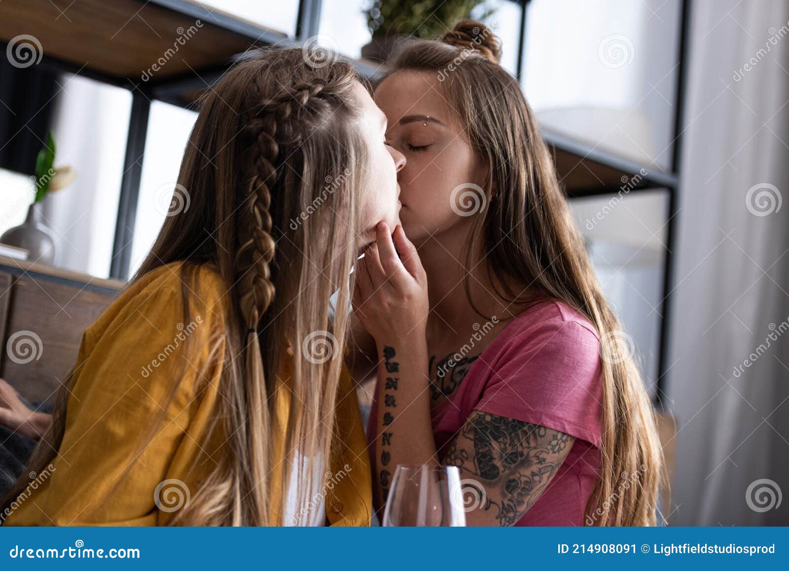 469 Lesbians Kissing Stock Photos