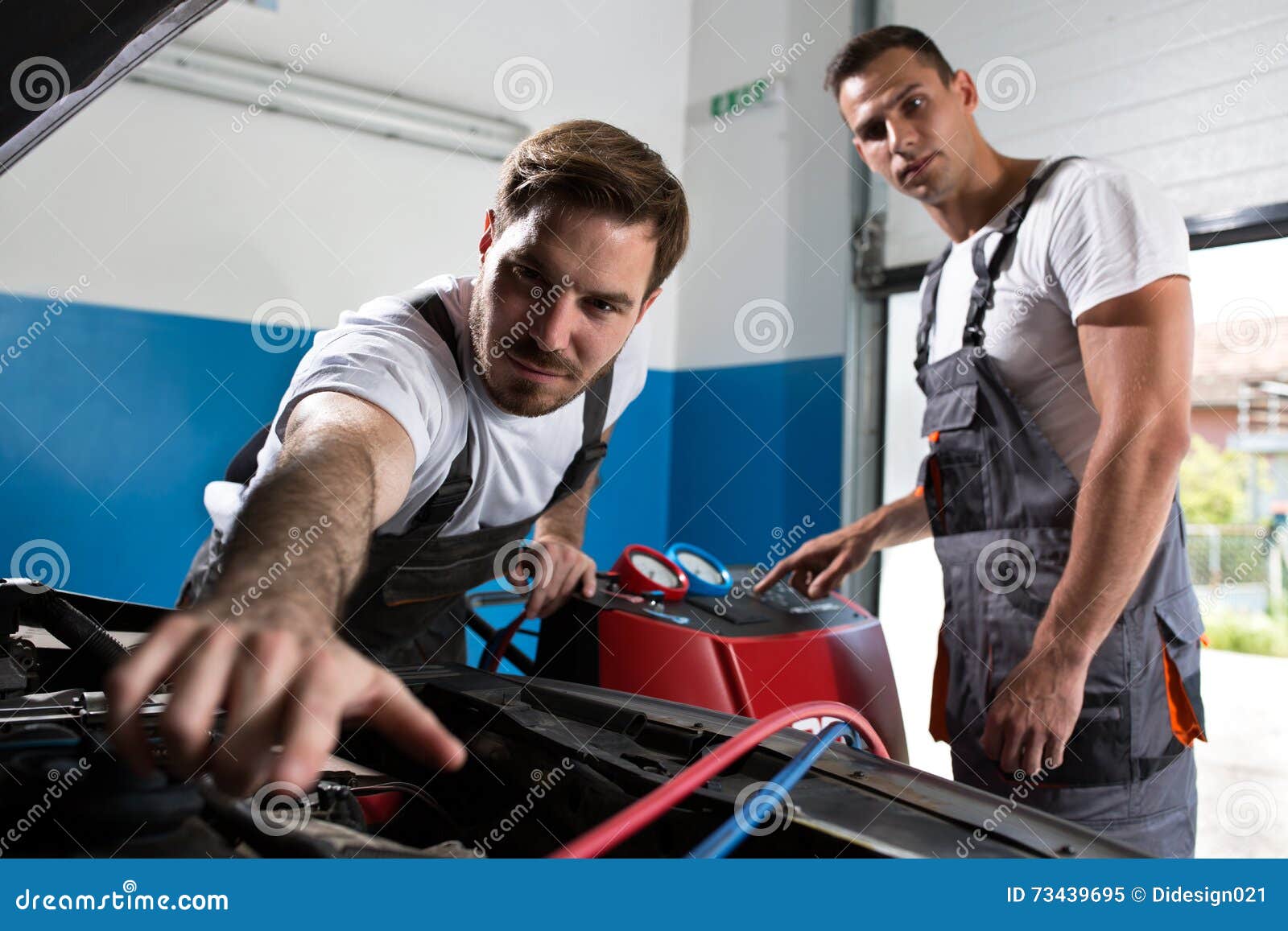 two mechanic works together