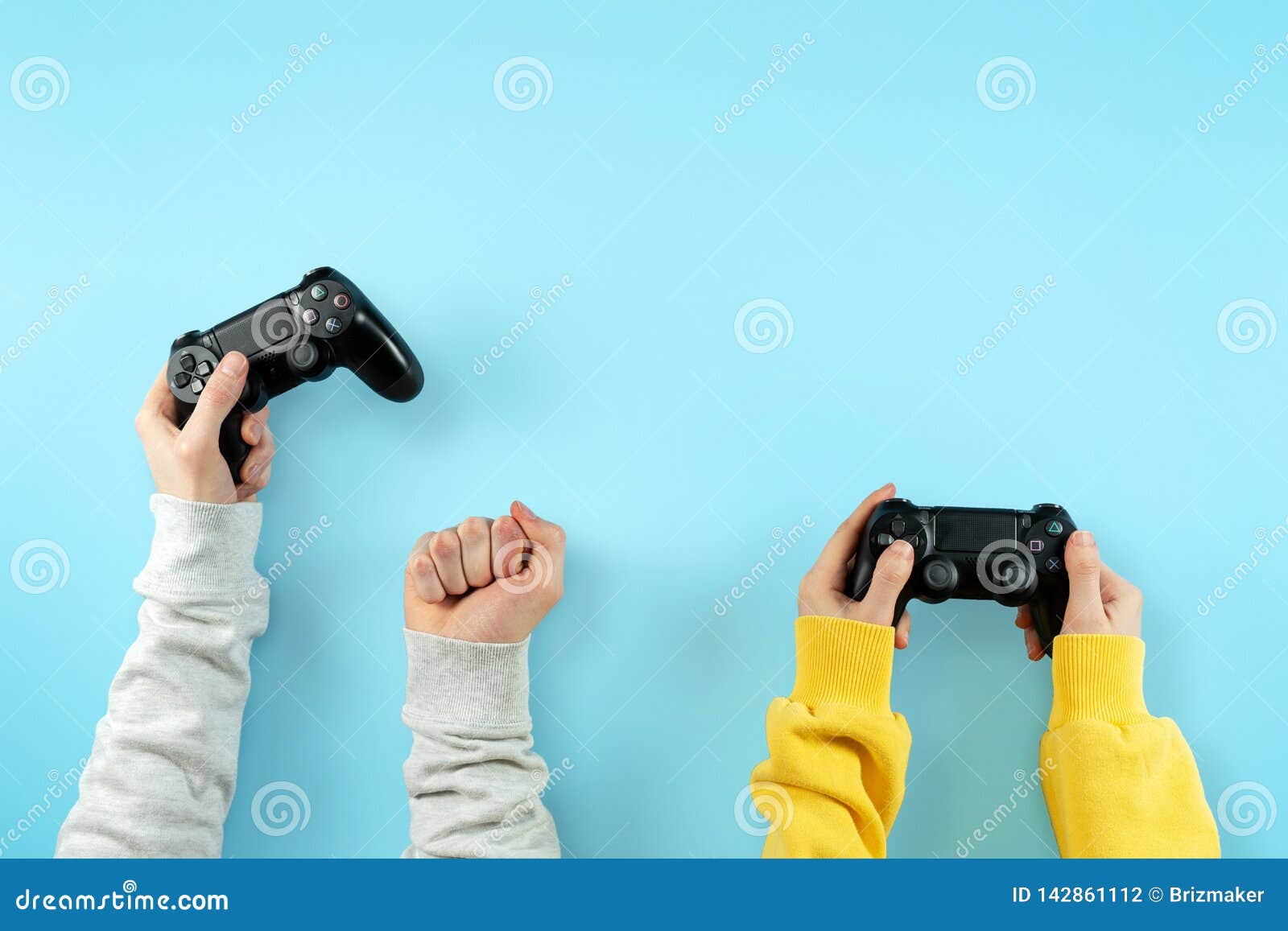 Jogo De Duas Pessoas Nos Jogos De Vídeo Usando O Gamepad Foto de Stock -  Imagem de vara, cara: 142861112