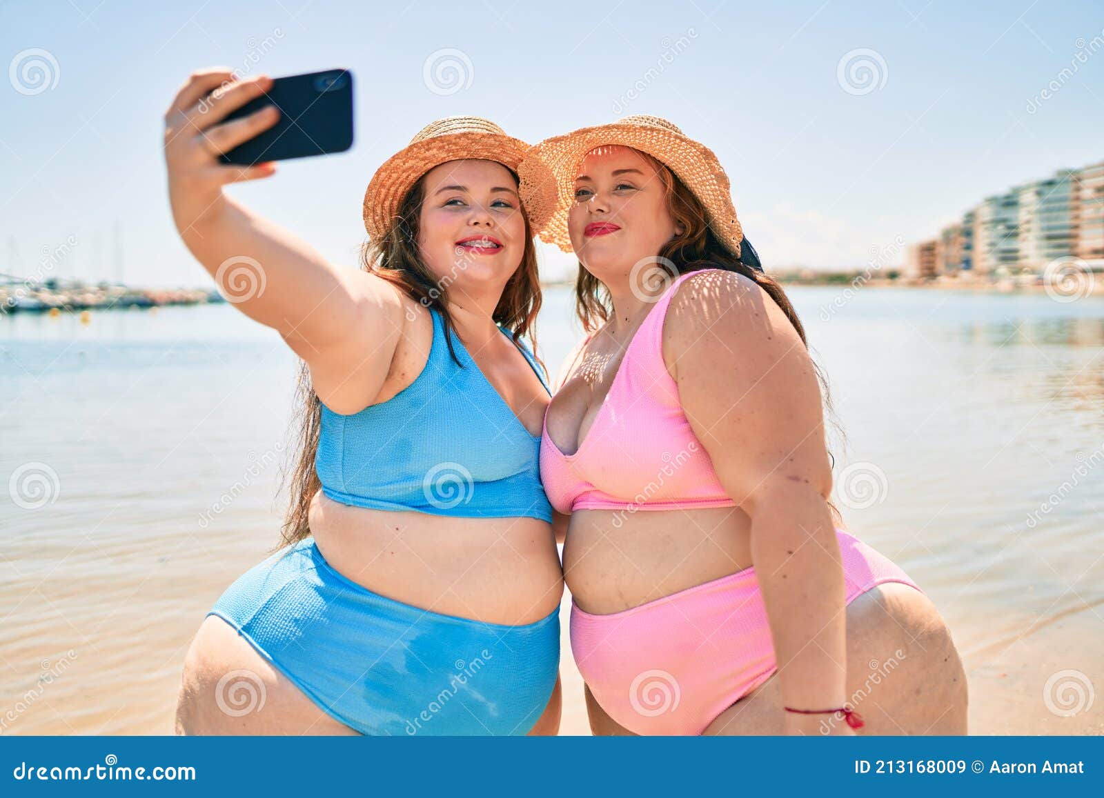 tilfældig Justering effektivitet Two Plus Size Overweight Sisters Twins Women Happy Taking a Selfie Picture  at the Beach on Summer Holidays Stock Image - Image of belly, positive:  213168009