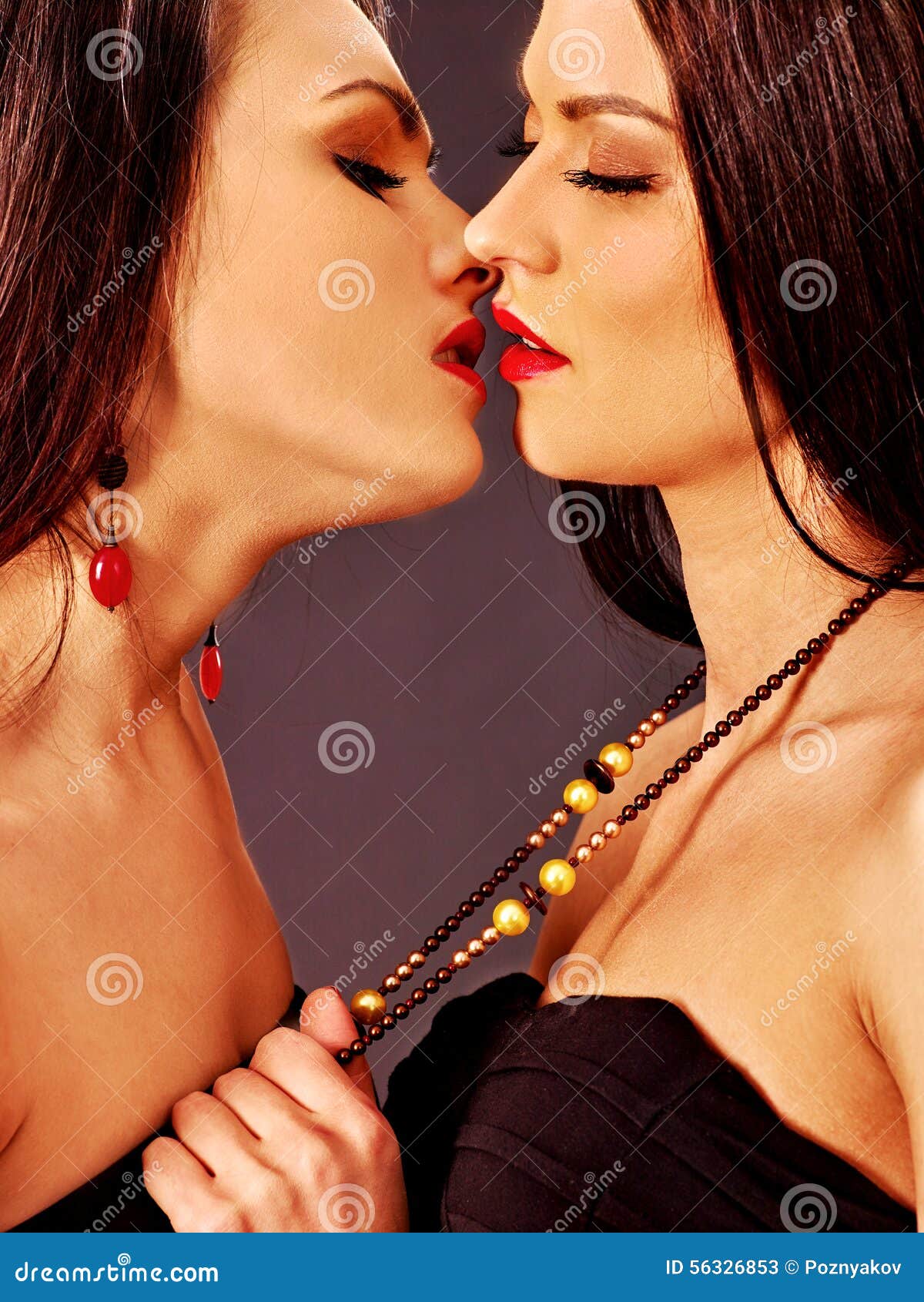 поцелуй женщины с женщиной лесби фото 116