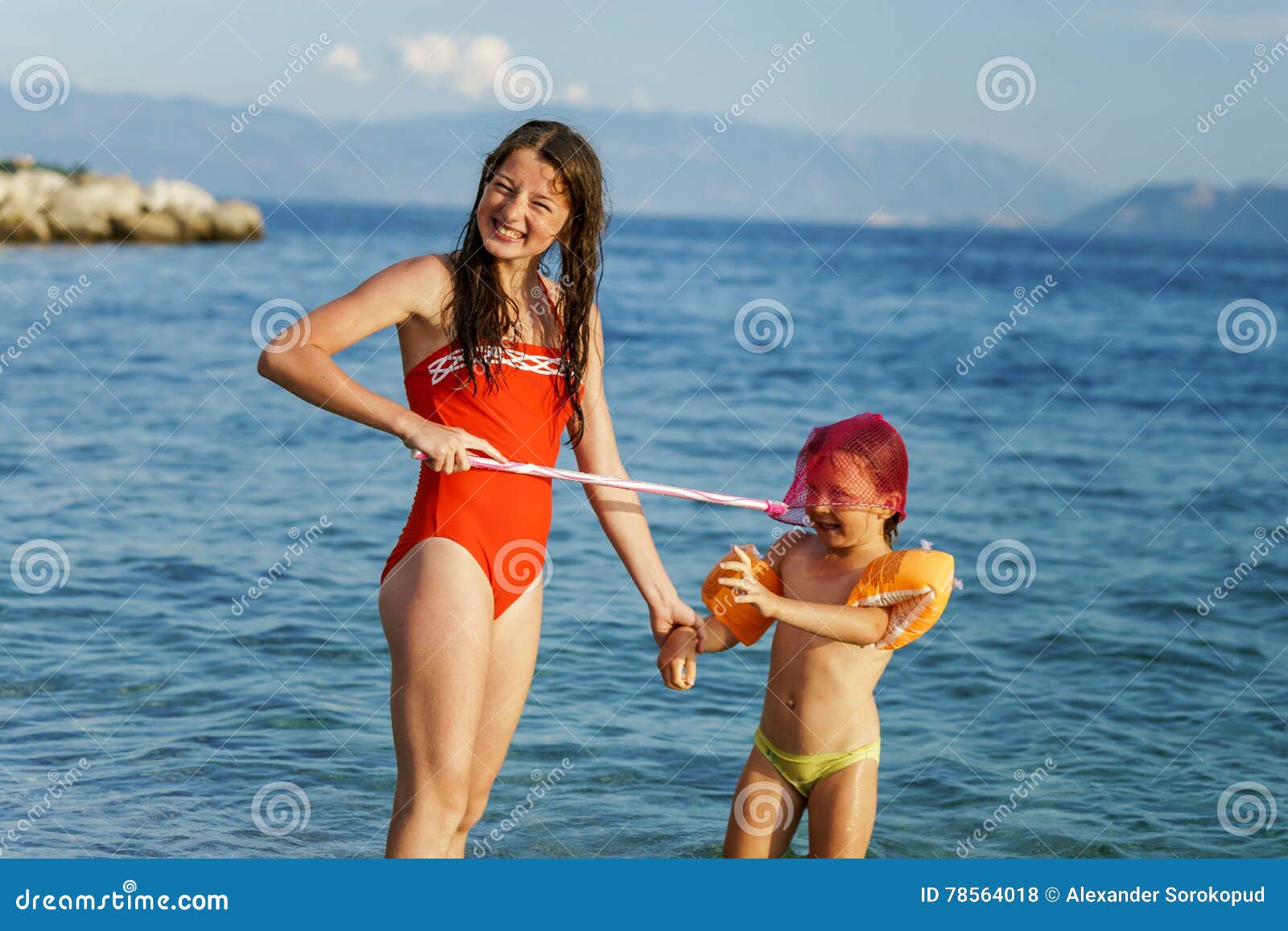 Мама ходила в нижнем белье. Детей переодевают на море. Дети в купальниках на море. С сестрой на море. Детские сестер в купальнике.