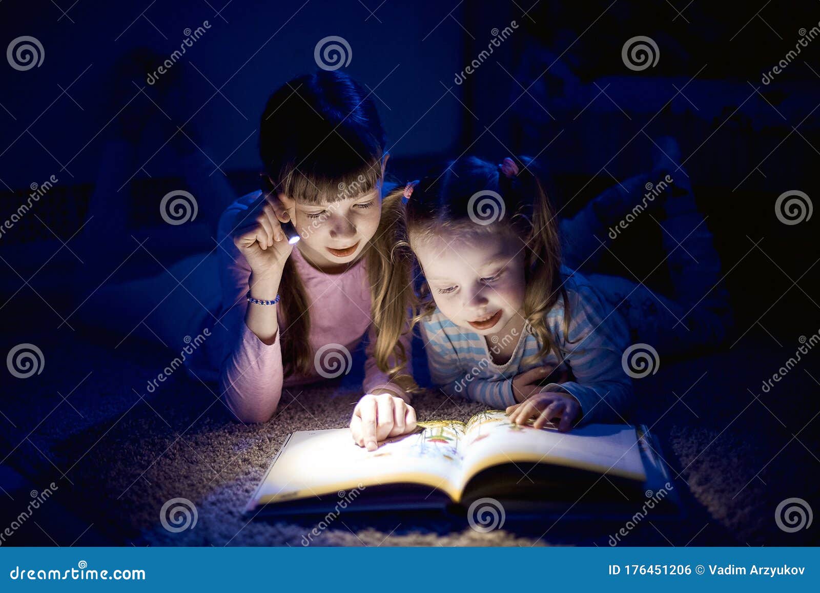 My sister to read books. Ребенок читает в темной комнате. Чтение книги под одеялом. Стало в комнате темно читать книжку.