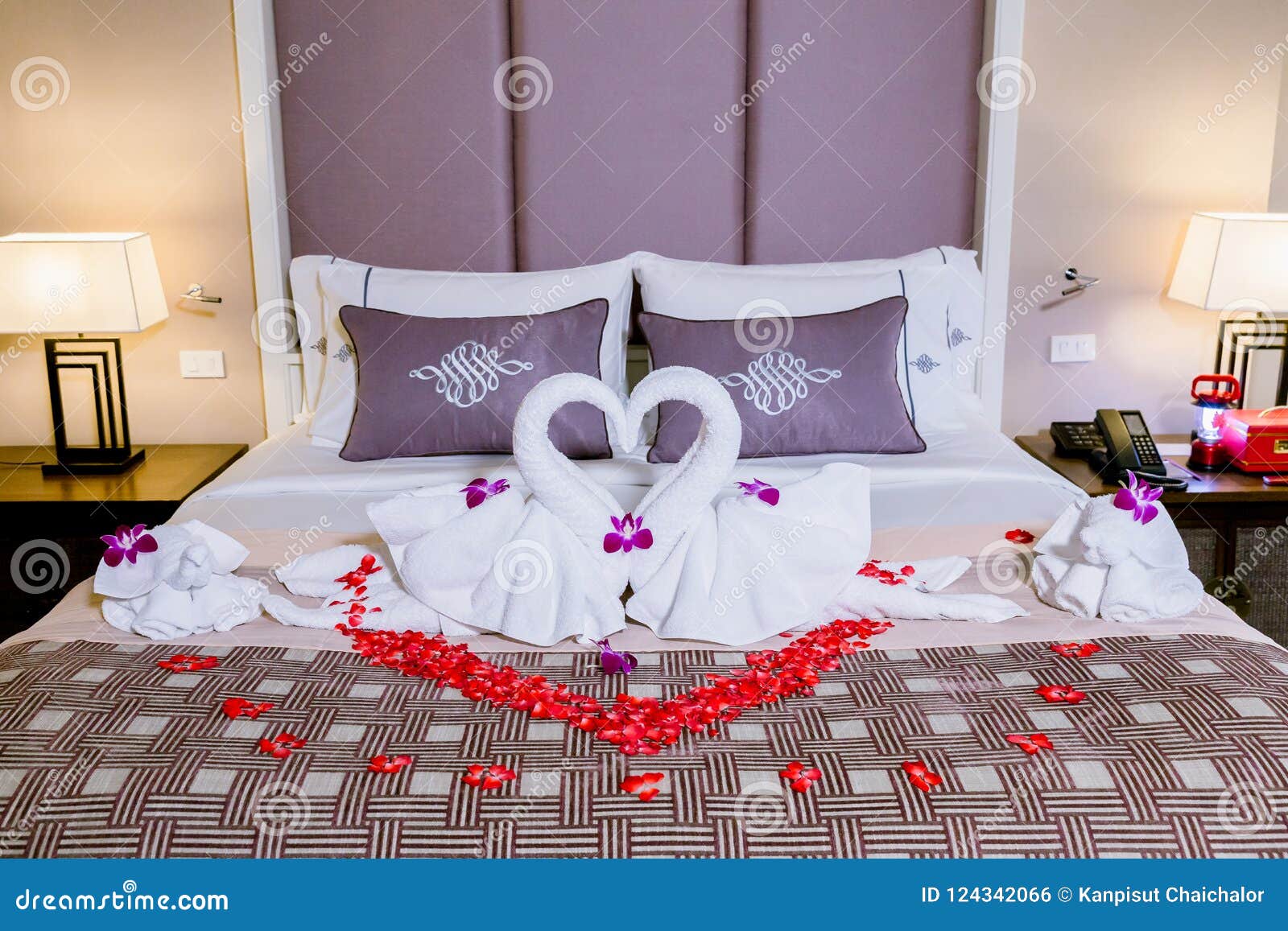 Bed Decoration For Honeymoon - Prepare 2 Party