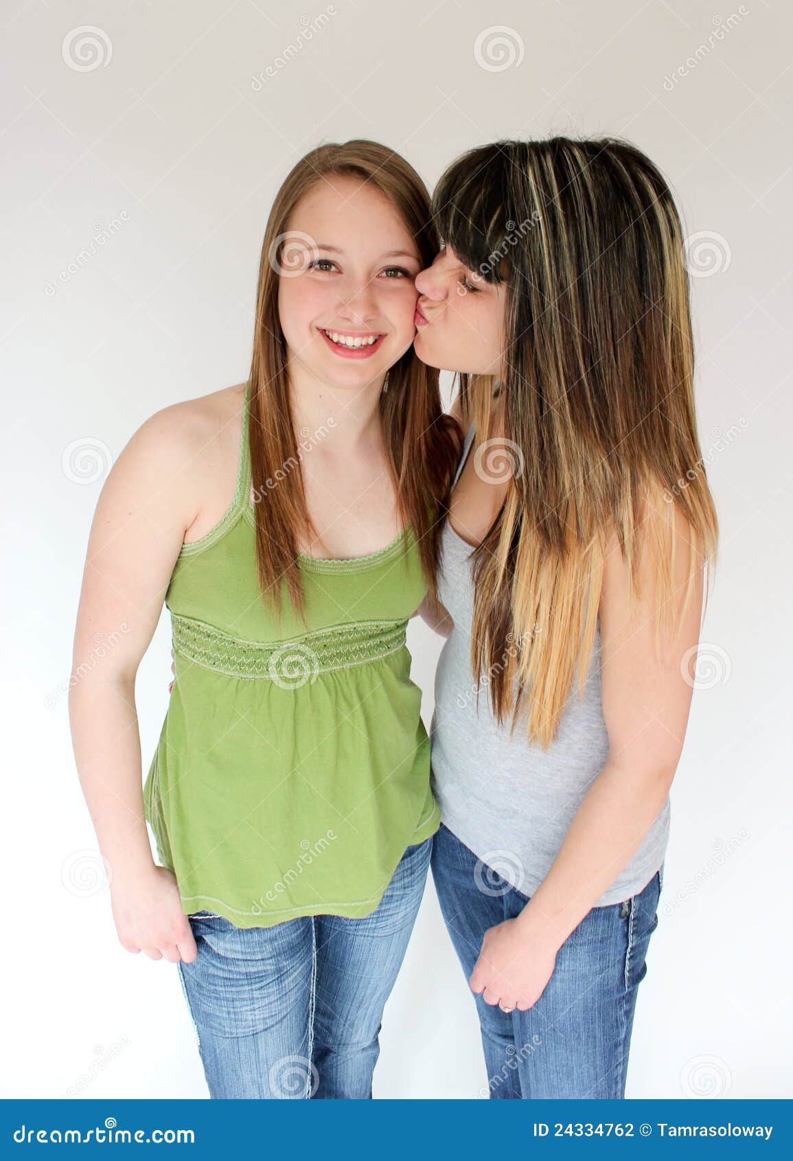 girls teenage Teenage girls kissing