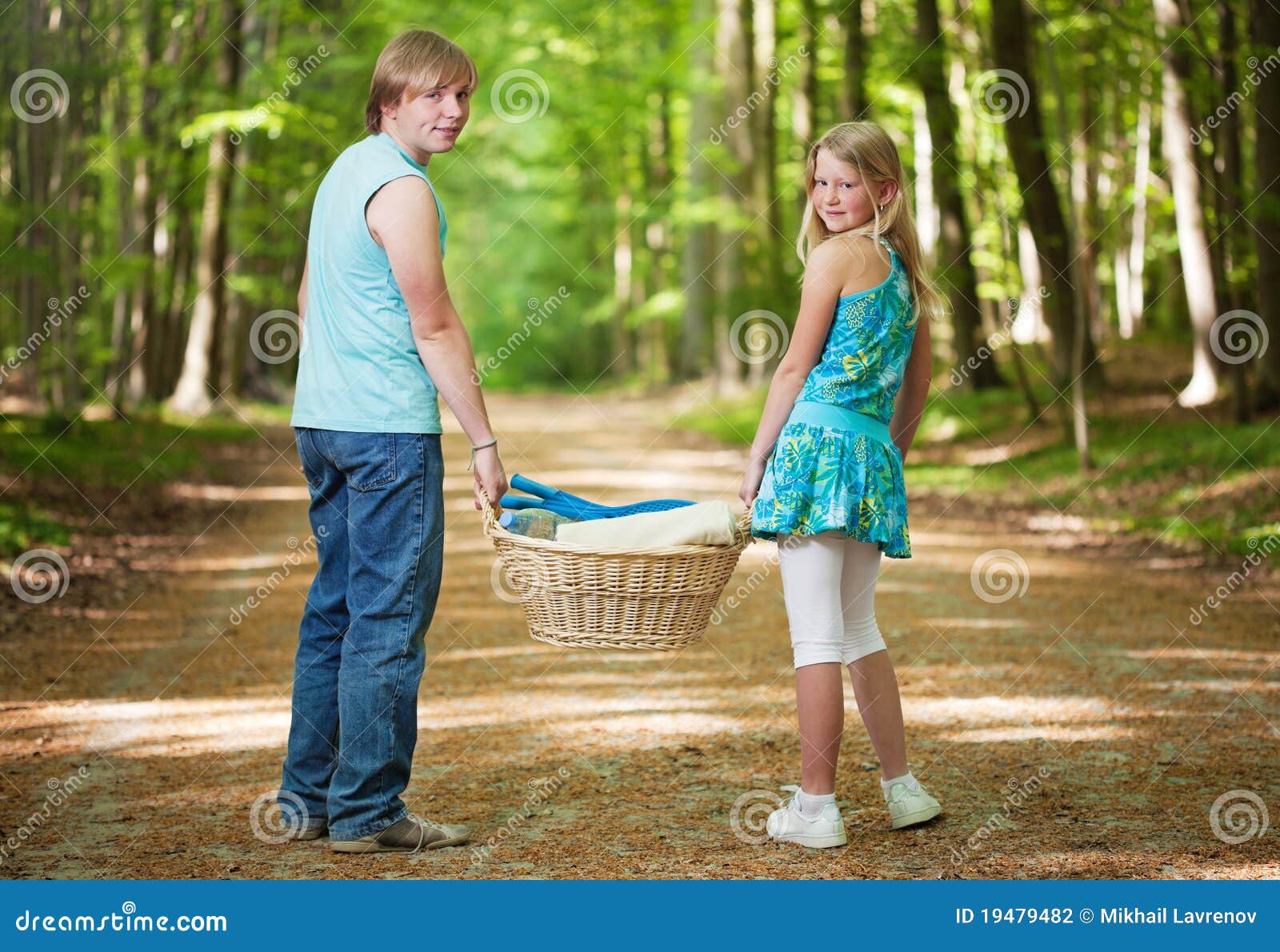 Пикник сестра. Девушки босиком на пикнике. Идут 2 девочки на пикник. Брат и сестра пикник. Одежда на пикник в лес летом для подростка.