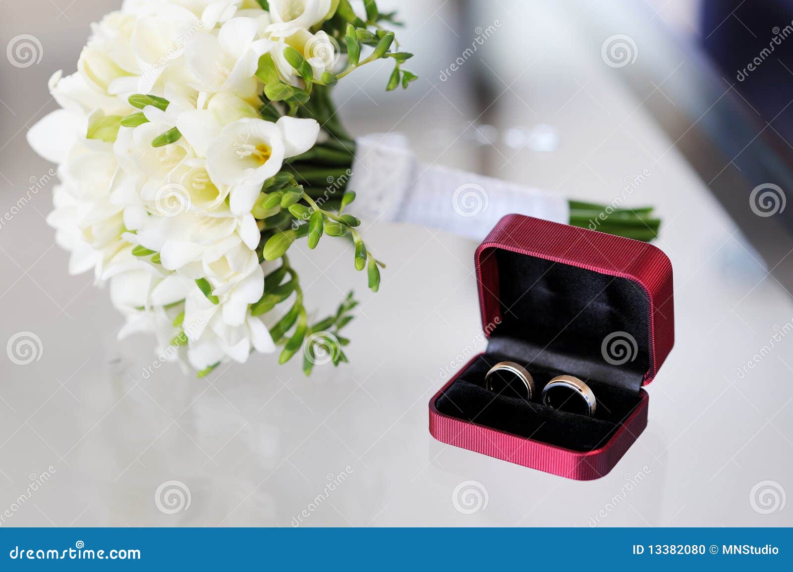 Two Wedding Rings in Nice Box Stock Photo - Image of green, gold: 13382080
