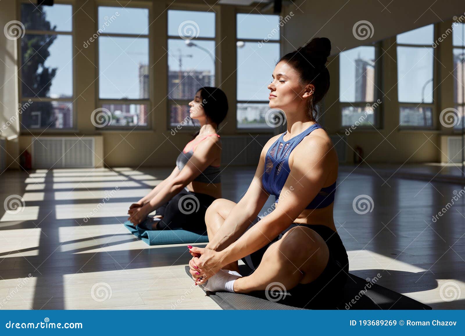 Healthy and strong female athlete, standing in power pose, showing muscles  and biceps, workout in activewear and smiling, doing sport workout,  training in gym Stock Photo | Adobe Stock