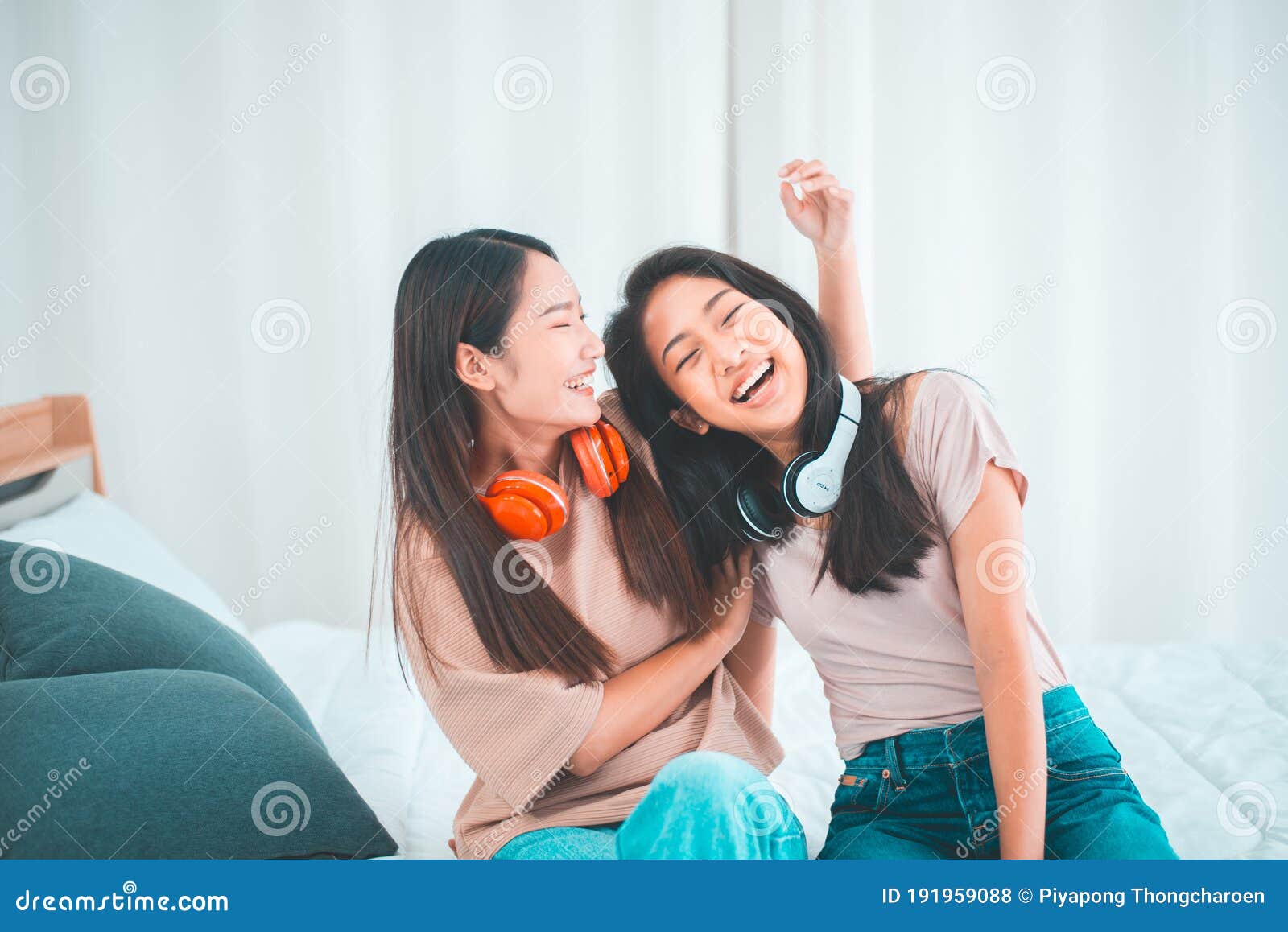Teen Lesbian Thumbs