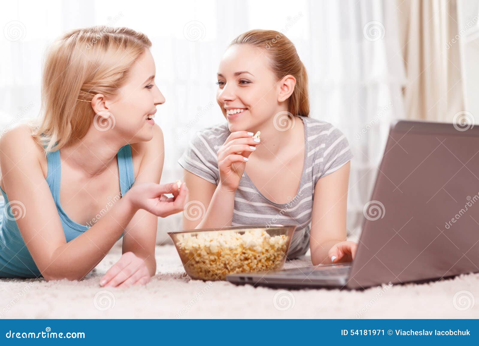 girls eating each other