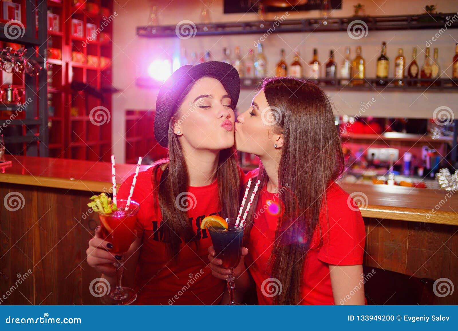 Brunette Lesbian Kissing Gallery