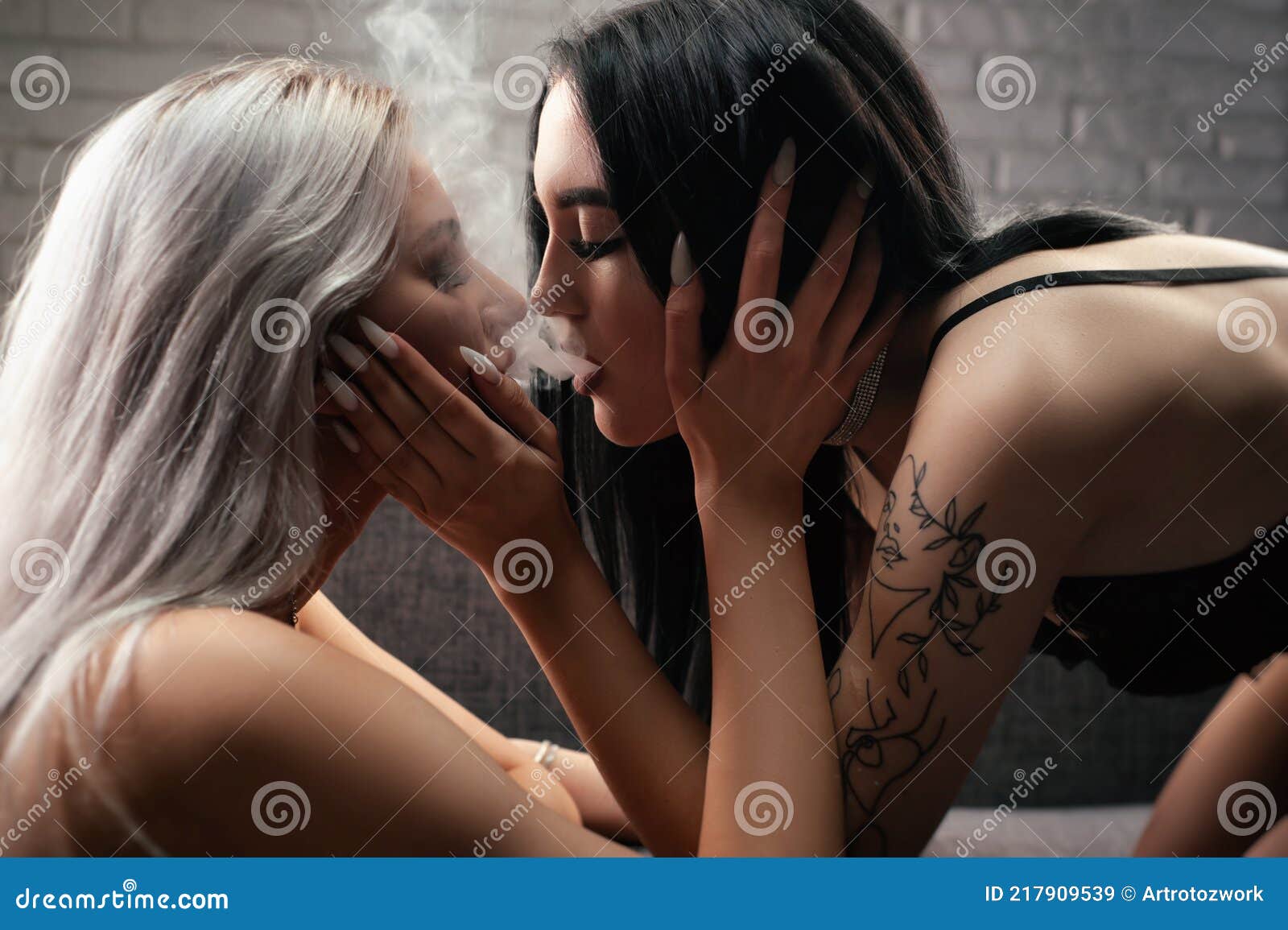 Lesbian Bikini Girls Kissing