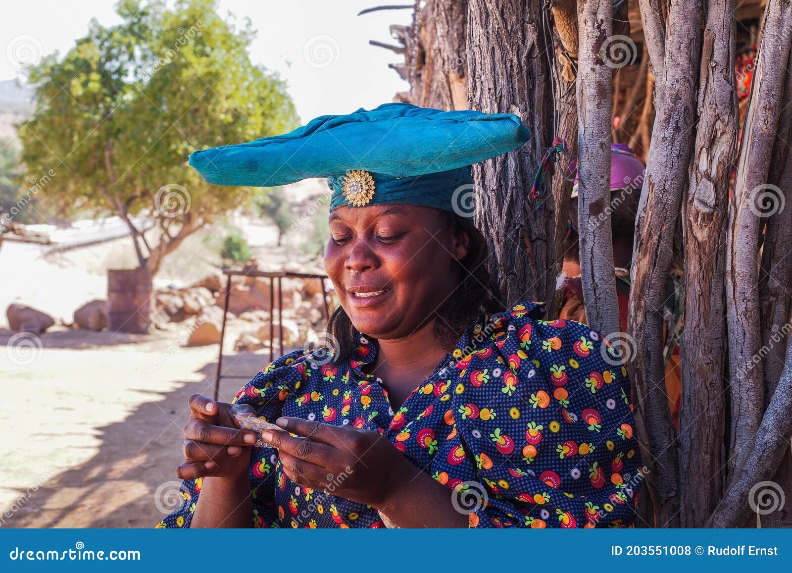 stopcontact Calamiteit gek Twyfelfontein Namibia Jul 10 2019 : Herero-vrouw in Traditionele Kleding in  Tweelinglettertype. Namibië Redactionele Stock Foto - Image of schoonheid,  kleding: 203551008