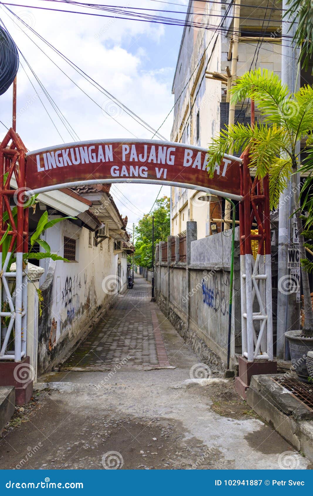 Tylna aleja w Mataram. Zwęża się z powrotem aleję w Mataram, Lombok, Indonezja