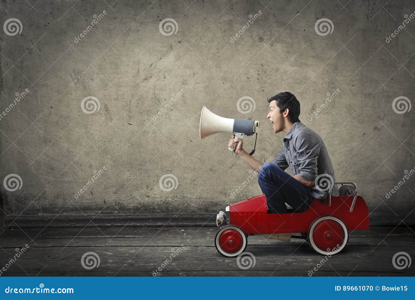 Type Avec Un Mégaphone Dans Une Voiture De Jouet Photo stock - Image du  affaires, augmentation: 89661070