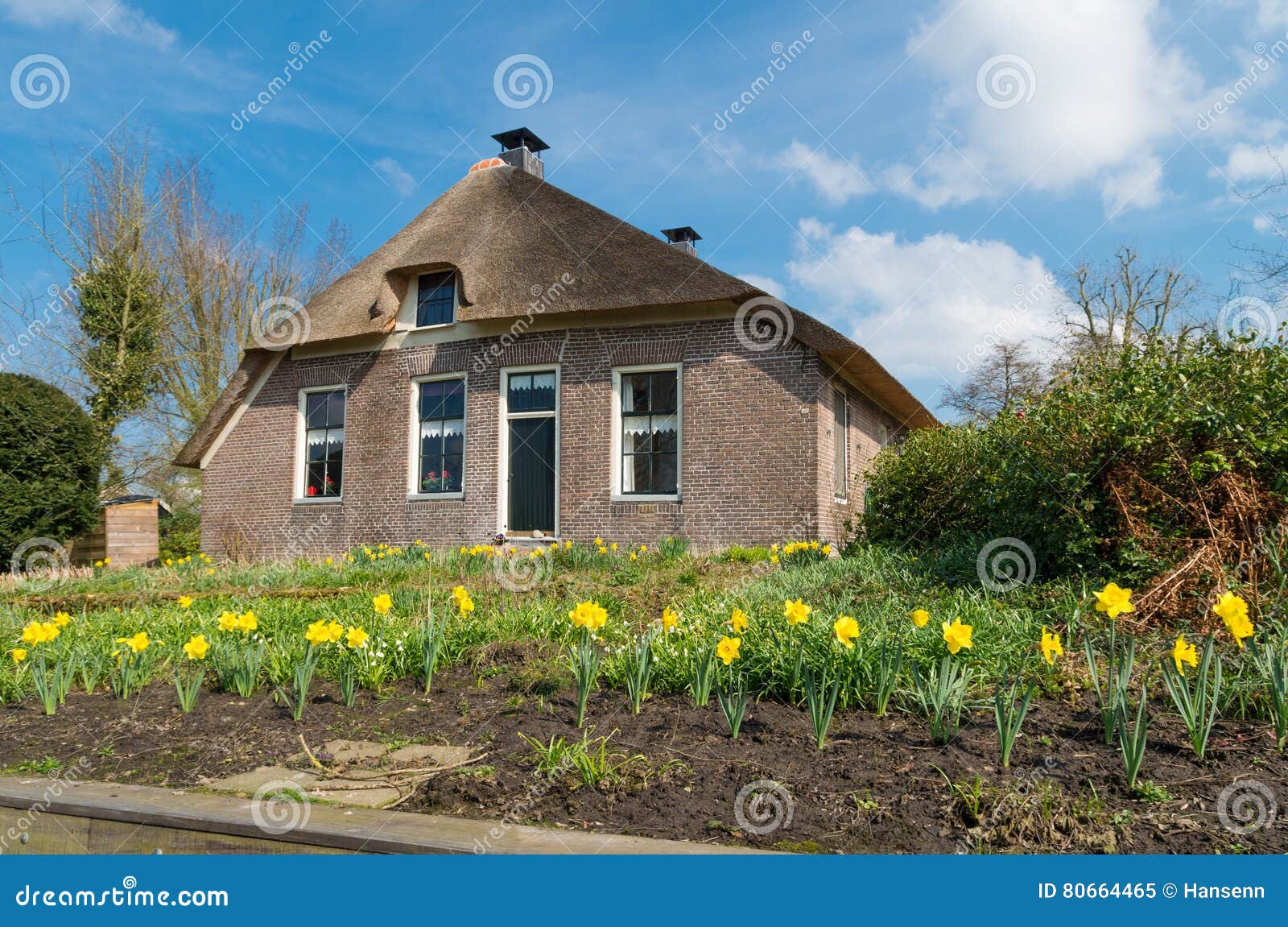 neerhalen Ijveraar Evacuatie Typisch Nederlands huis stock afbeelding. Image of bestemming - 80664465