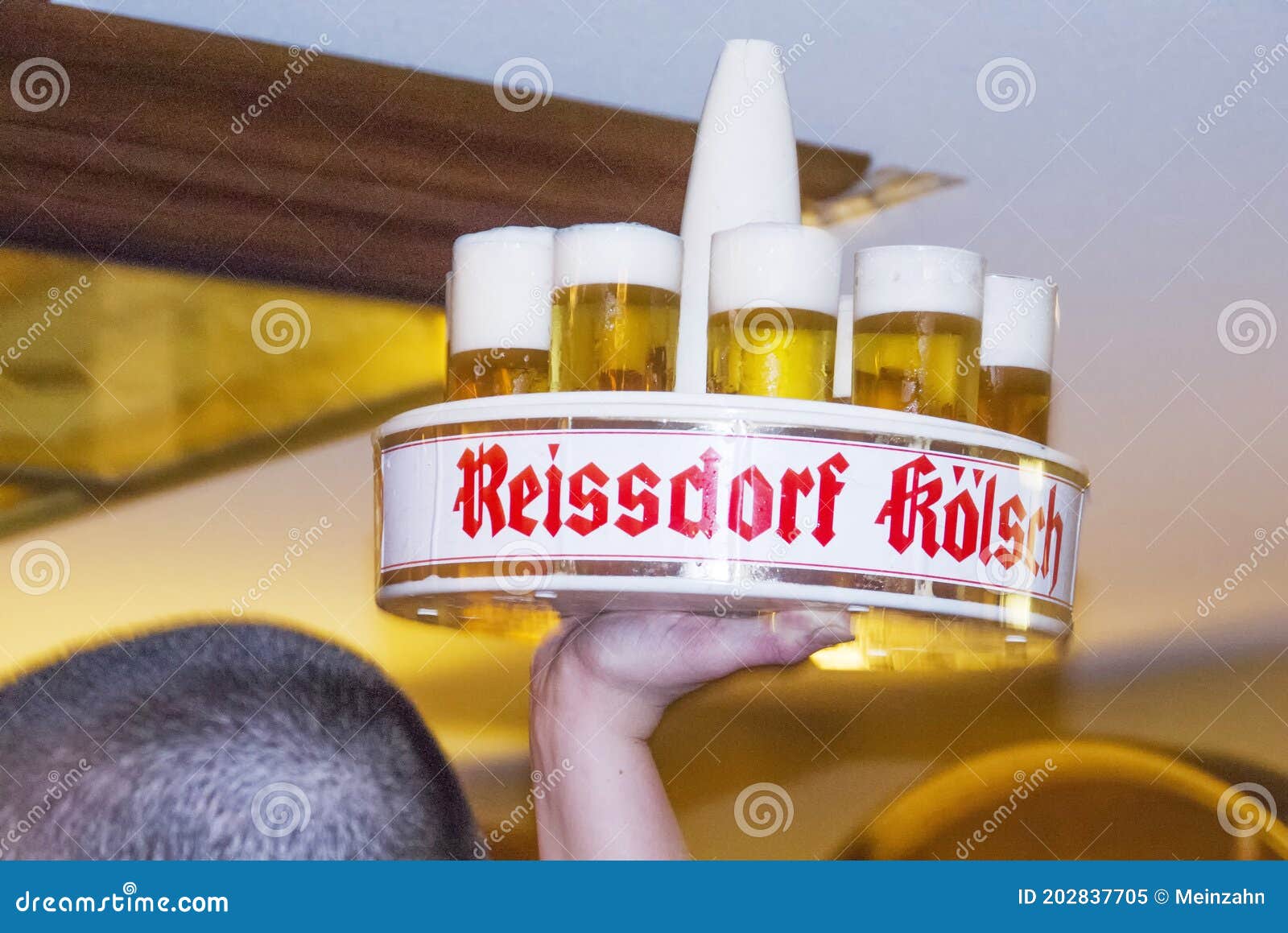 komen zoon Belichamen Typische Maten Als Bierglazen Houder Van Het Typische Kolsch Bier in Keulen  Redactionele Afbeelding - Image of glas, kroon: 202837705