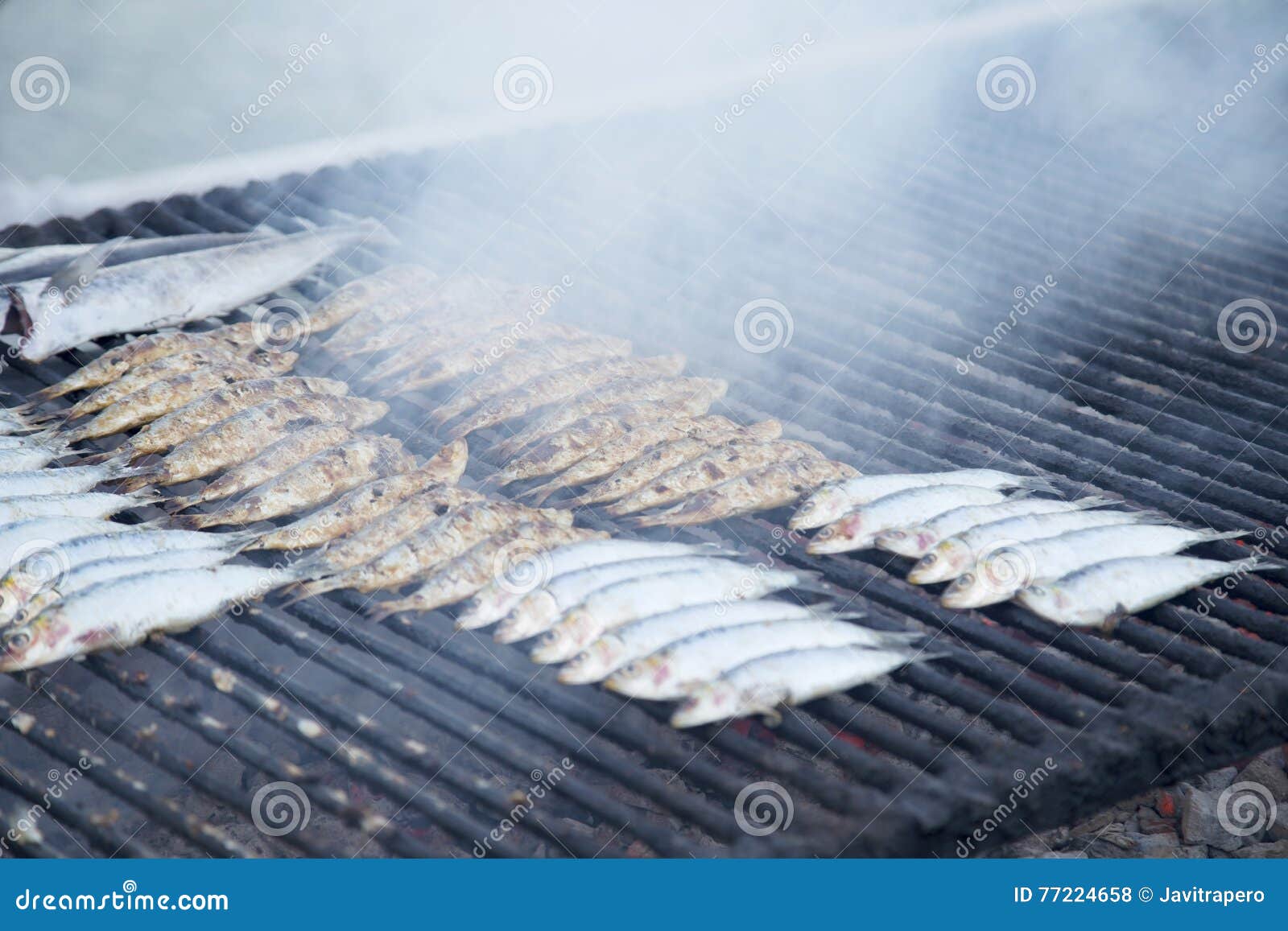 Typische Spanische, Gegrillte Sardinen Kochten in Einem Grillfeuer ...