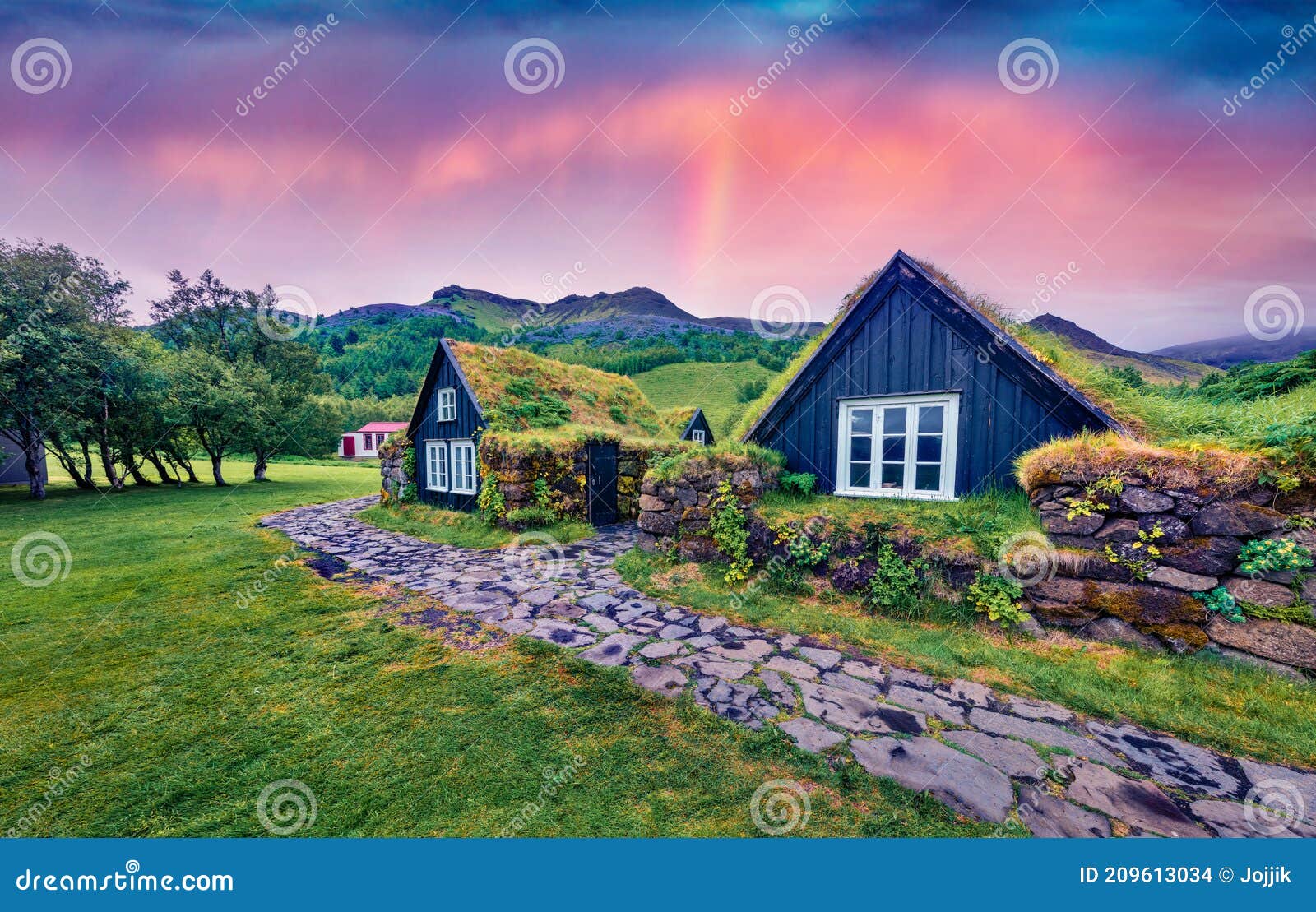 Typischer Blick Auf Die Turmhäuser. Herrlicher Sommersonnenaufgang Dem Skogardorf. Fantastische Morgenszene Von E Stockfoto - Bild von gras, attraktiv: 209613034