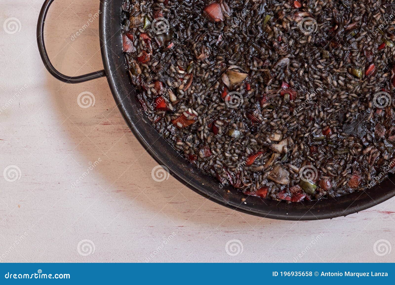 Typischer Schwarzer Spanischer Reis Traditionelle Paella Mit Reis- Und ...
