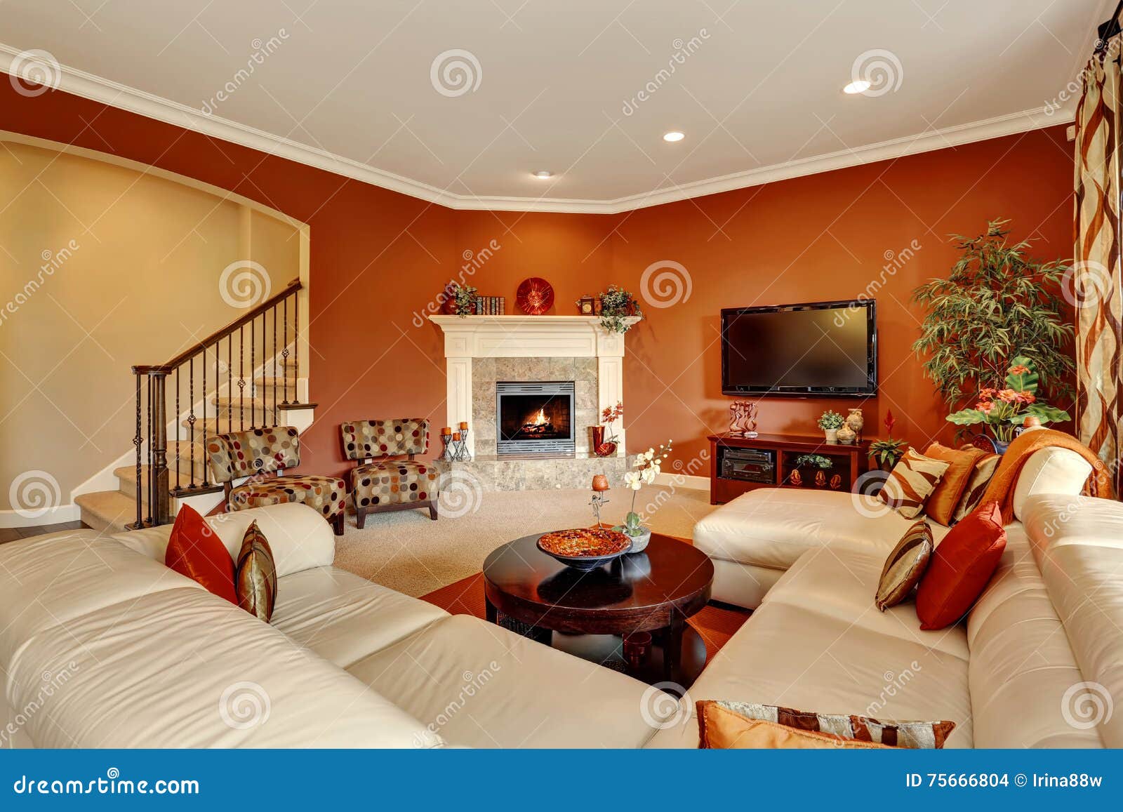 Typisches Amerikanisches Wohnzimmer Des Rotes Mit Grossem Sofasatz Stockfoto Bild Von Amerikanisches Rotes 75666804