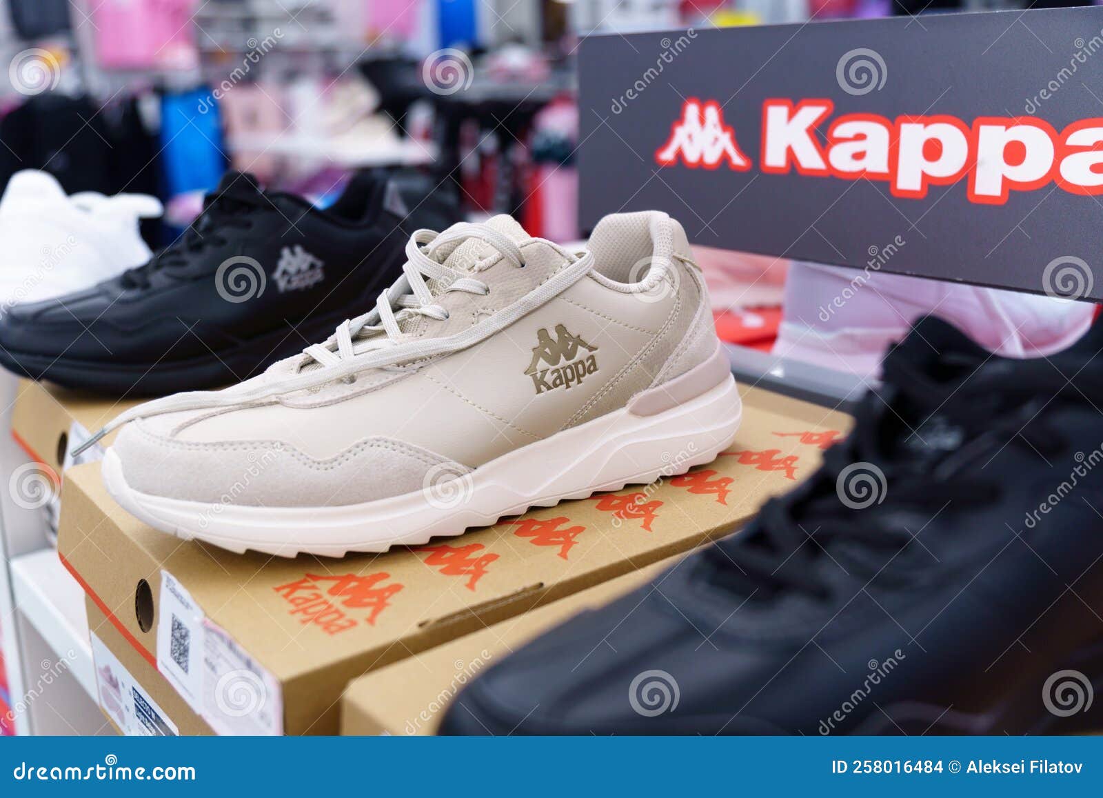 fjerkræ bison Settle Kappa Store Stock Photos - Free & Royalty-Free Stock Photos from Dreamstime