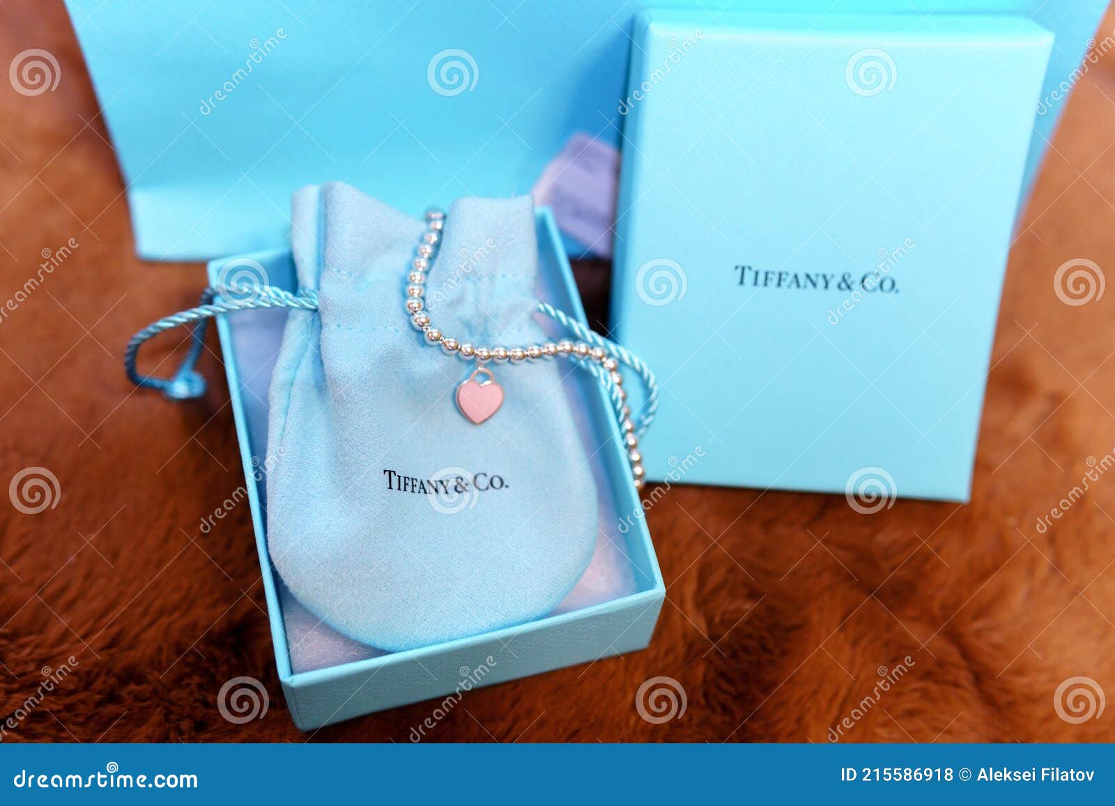 Tyumen Russiamarch 15 2021 : Pudełko Z Biżuterią Tiffany. Biżuteria Z  Bransoletką Zdjęcie Stock Editorial - Obraz złożonej z obdarzony, ślub:  215586918