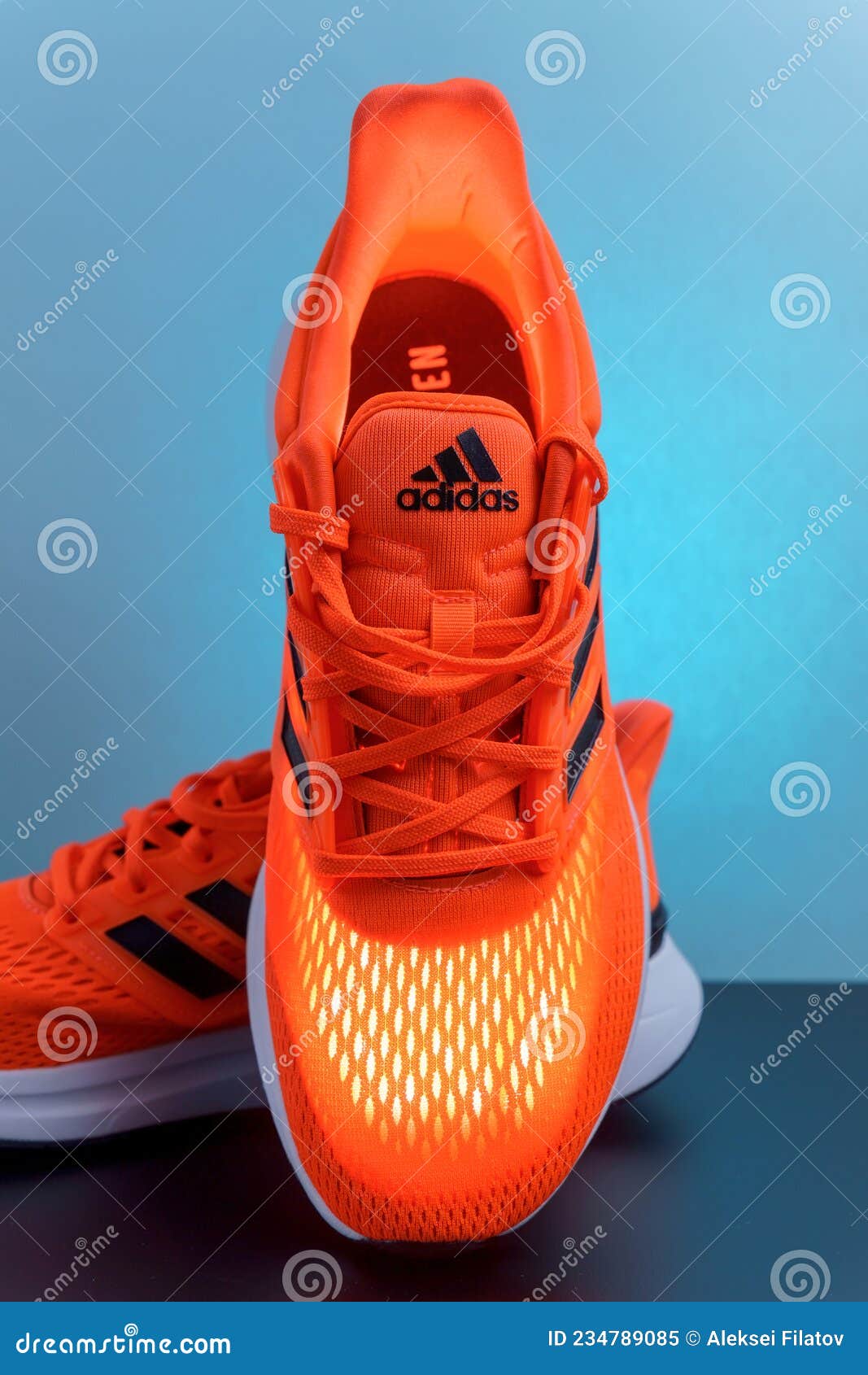 Perjudicial Operación posible mezcla Tyumen Russianovic 13 2021 : Botas De Ejecución Del Logotipo De Adidas.  Adidas, Una Empresa Multinacional. Modelo Eq21 Imagen editorial - Imagen de  ocasional, primer: 234789085