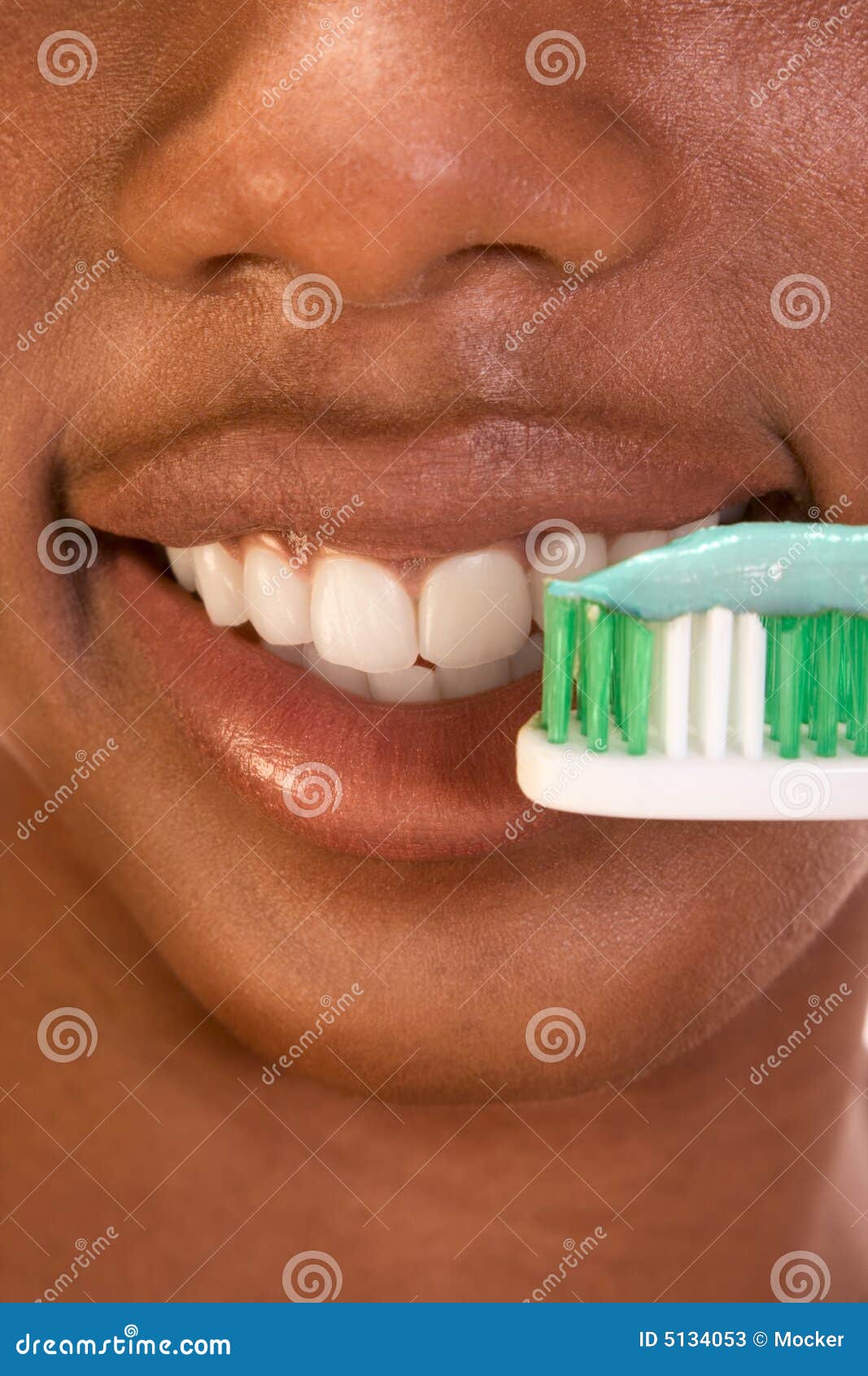 Tät tand- flickahygien för black upp. Afro american som borstar upp den täta kvinnlign henne tänder