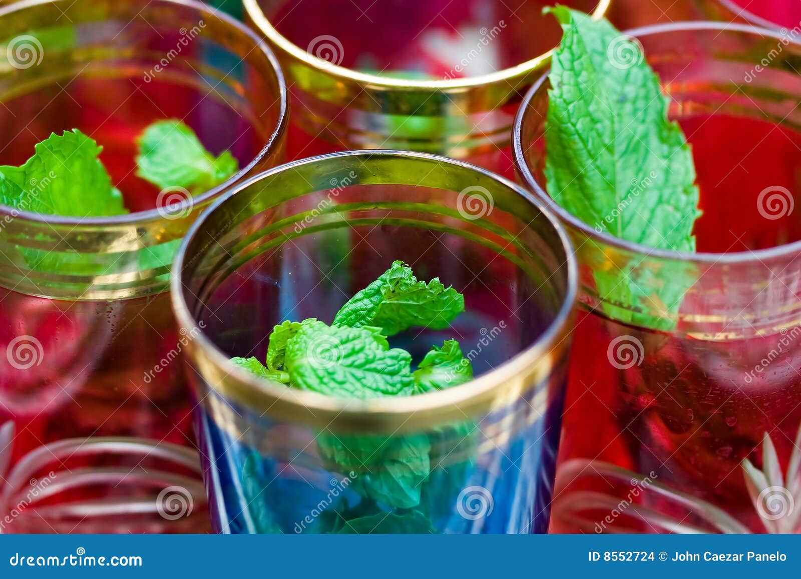 Tè di erbe in un vetro di acqua calda.