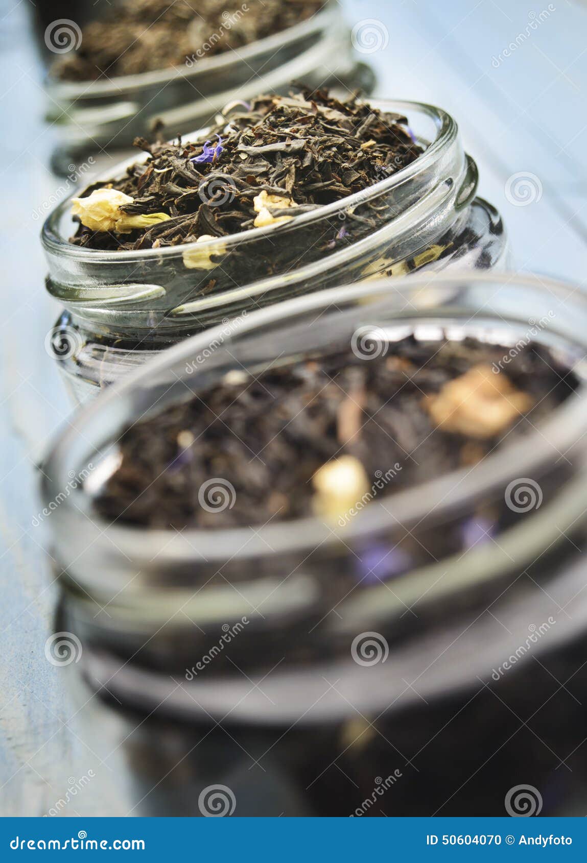 Tè nero in un contenitore di vetro