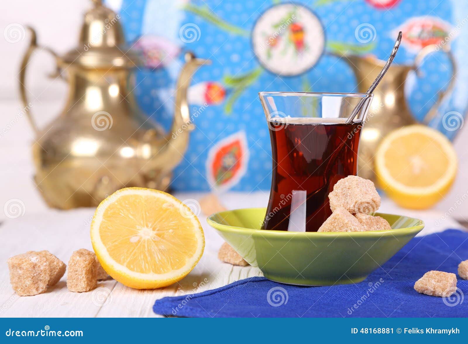 Té Turco Con El Azúcar De Caña Y El Limón Imagen de archivo Imagen de maduro, bebidas 48168881