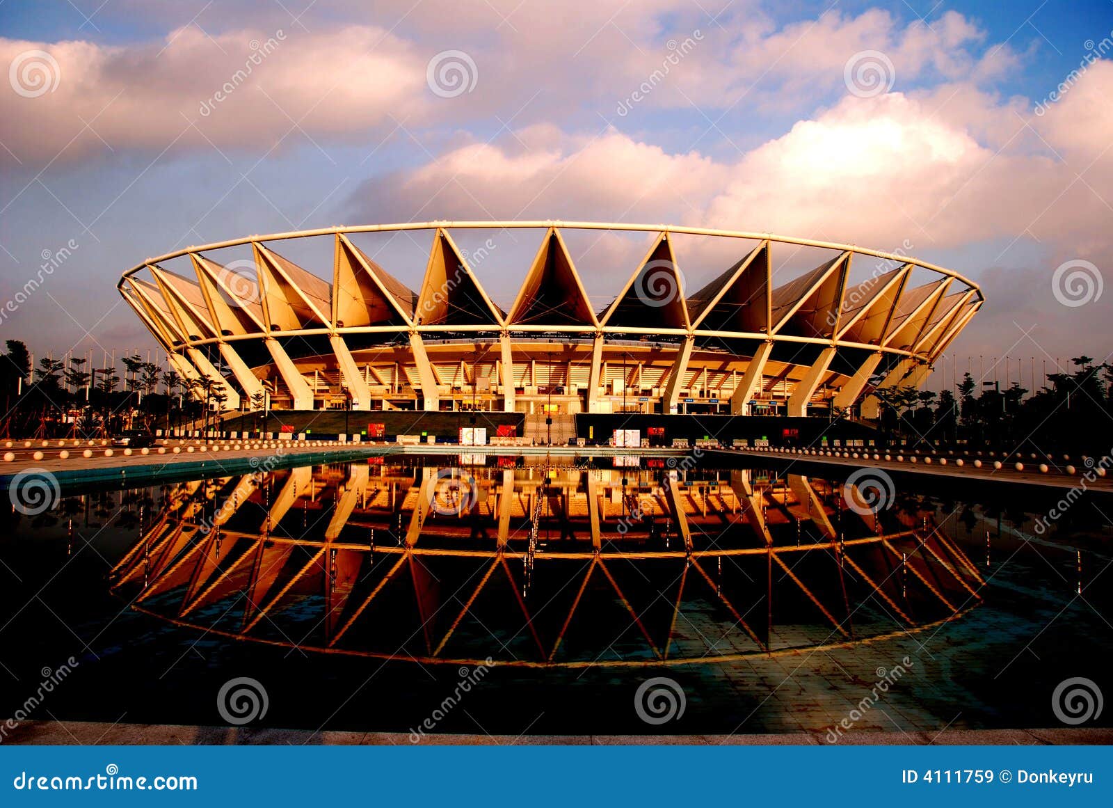 Le stade de Foshan dans la province du Guangdong de la Chine, ressembler à une tête d'or au soleil de matin.