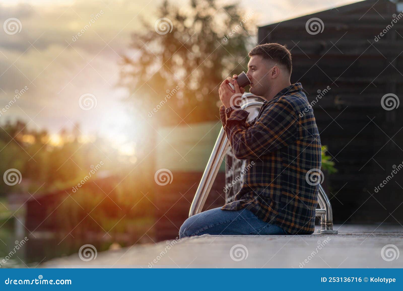 Törstig ung man som dricker en kopp kaffe på köpväg