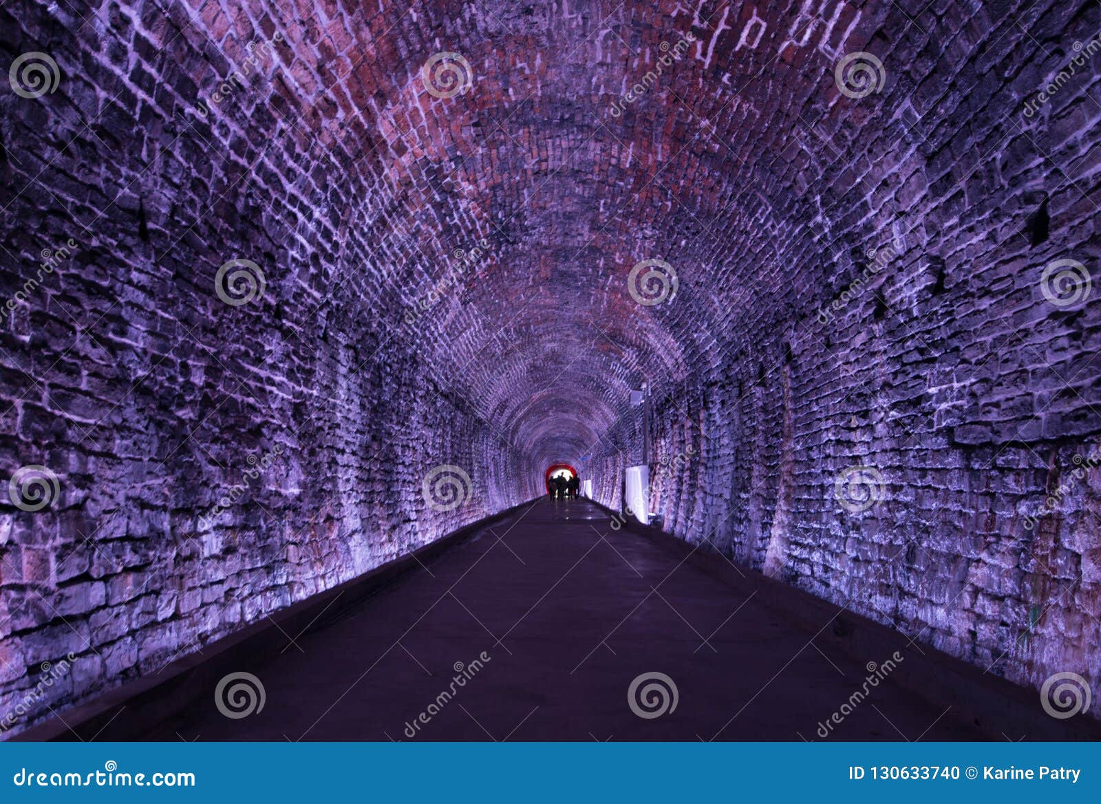 Túnel antiguo de Rarilway encendido en la púrpura, Brockville, Ontario, Canadá