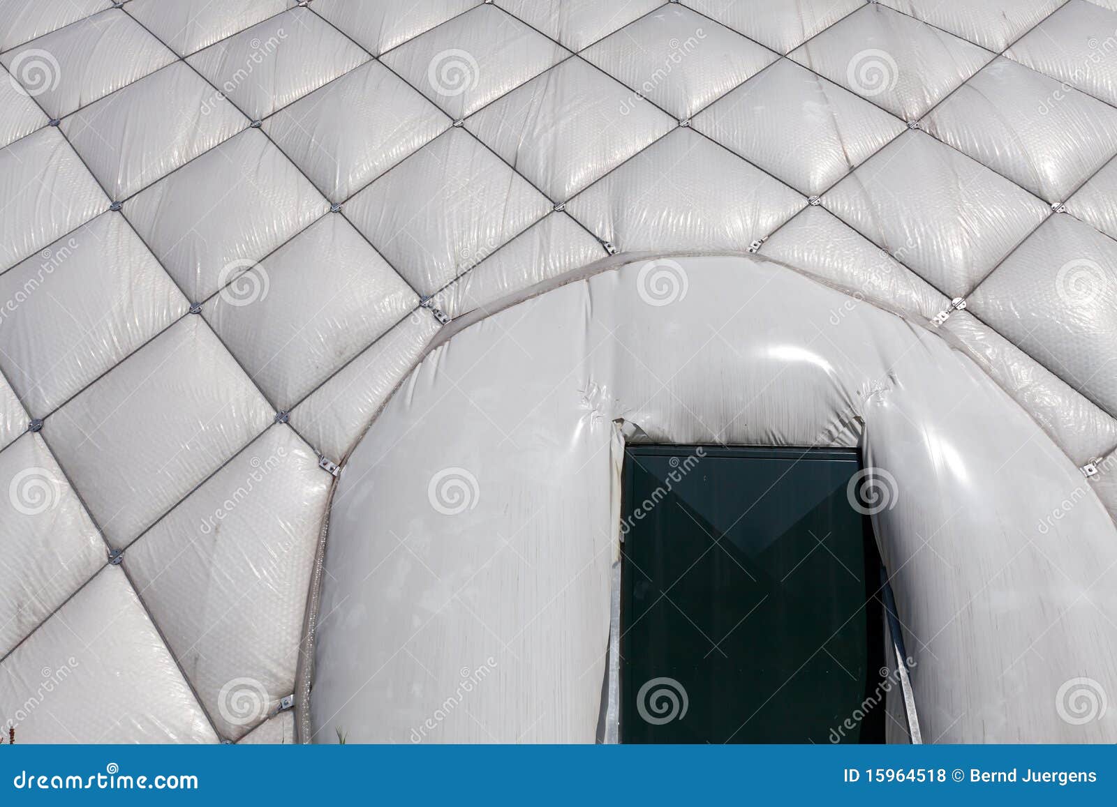 Tür. Detail einer Luft blies Zelt an einem sonnigen Tag auf