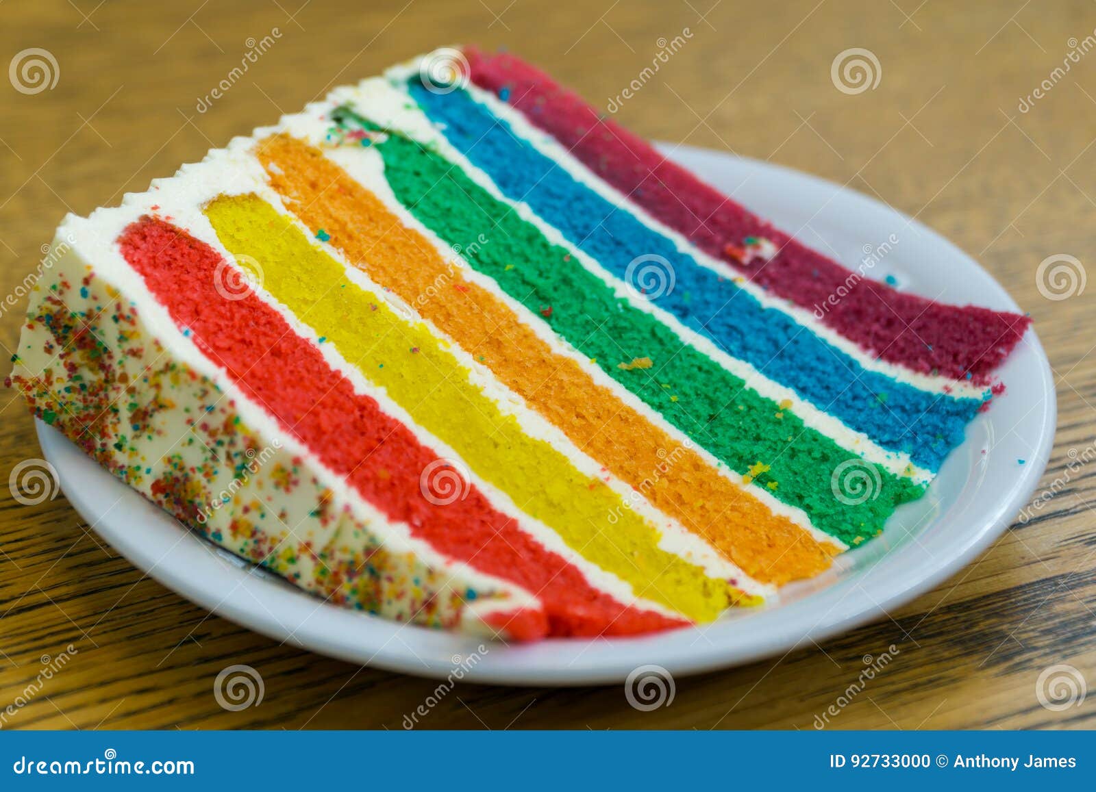 Tęcza tort z czerwienią, kolor żółty, pomarańcze, zieleń, błękit, purpurowa gąbka oddzielająca z świeżą śmietanką nakrywającą z tęczy miksturą, barwiony cukier