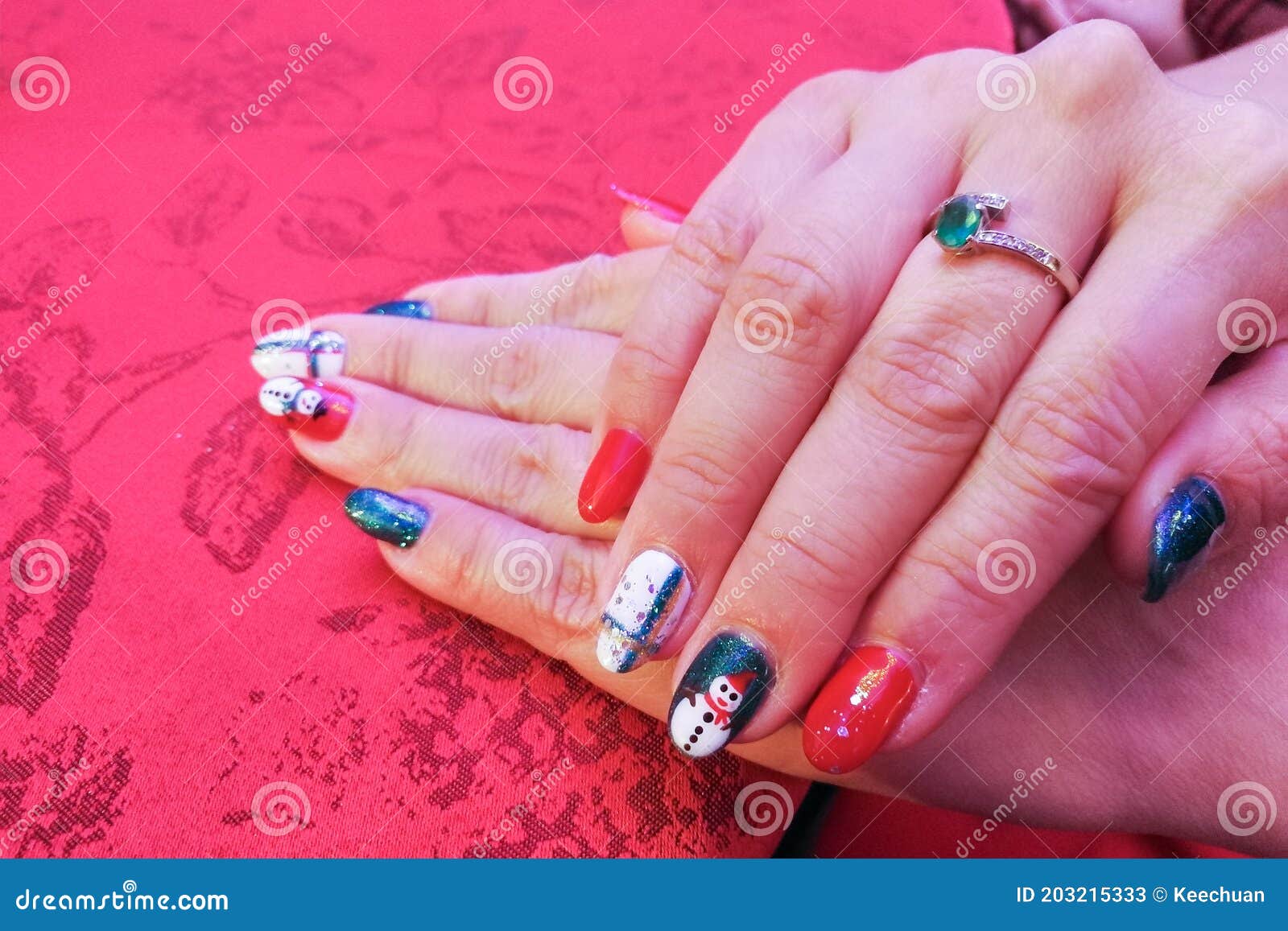 Uñas Acrílicas Manicuradas Con Hermosas Uñas Coloridas Sobre Fondo Rojo  Imagen de archivo - Imagen de snowman, mano: 203215333