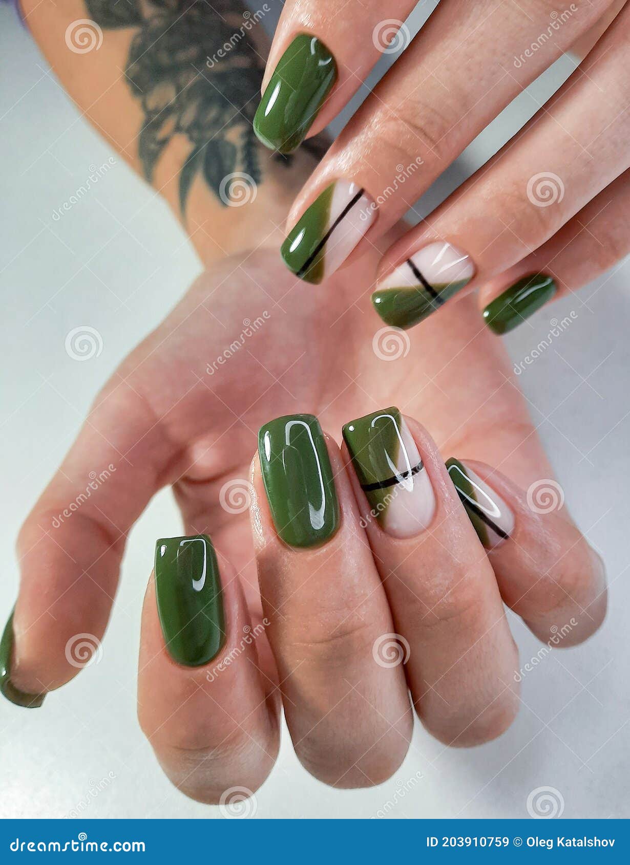 Uñas Cuadradas Largas Con Gel De Aguja. Manicura Verde Con Diseño  Geométrico De Rayas Negras Imagen de archivo - Imagen de shellac, hembra:  203910759