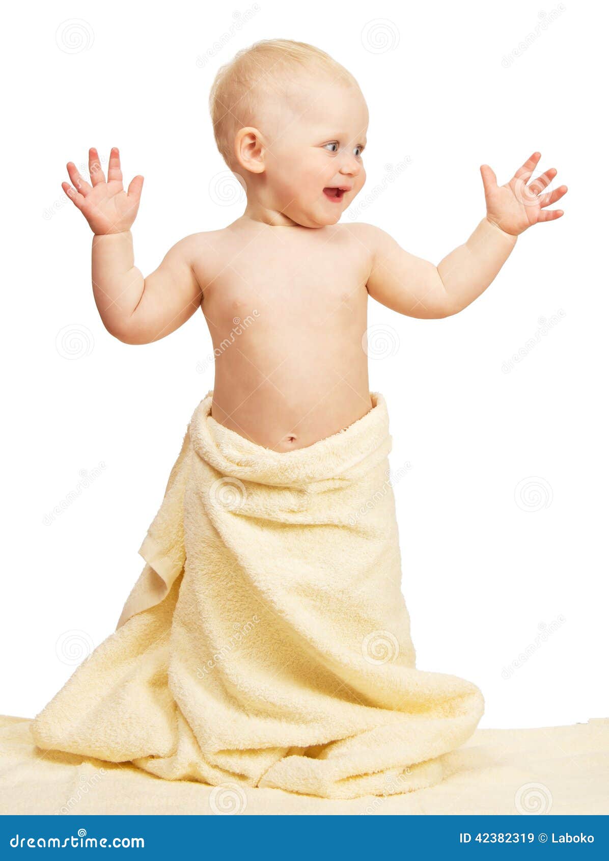 Ходит в полотенце. Малыш в полотенце. Фотосессия малыша в полотенце. Дитя в полотенце. Младенец улыбающийся с полотенцем.