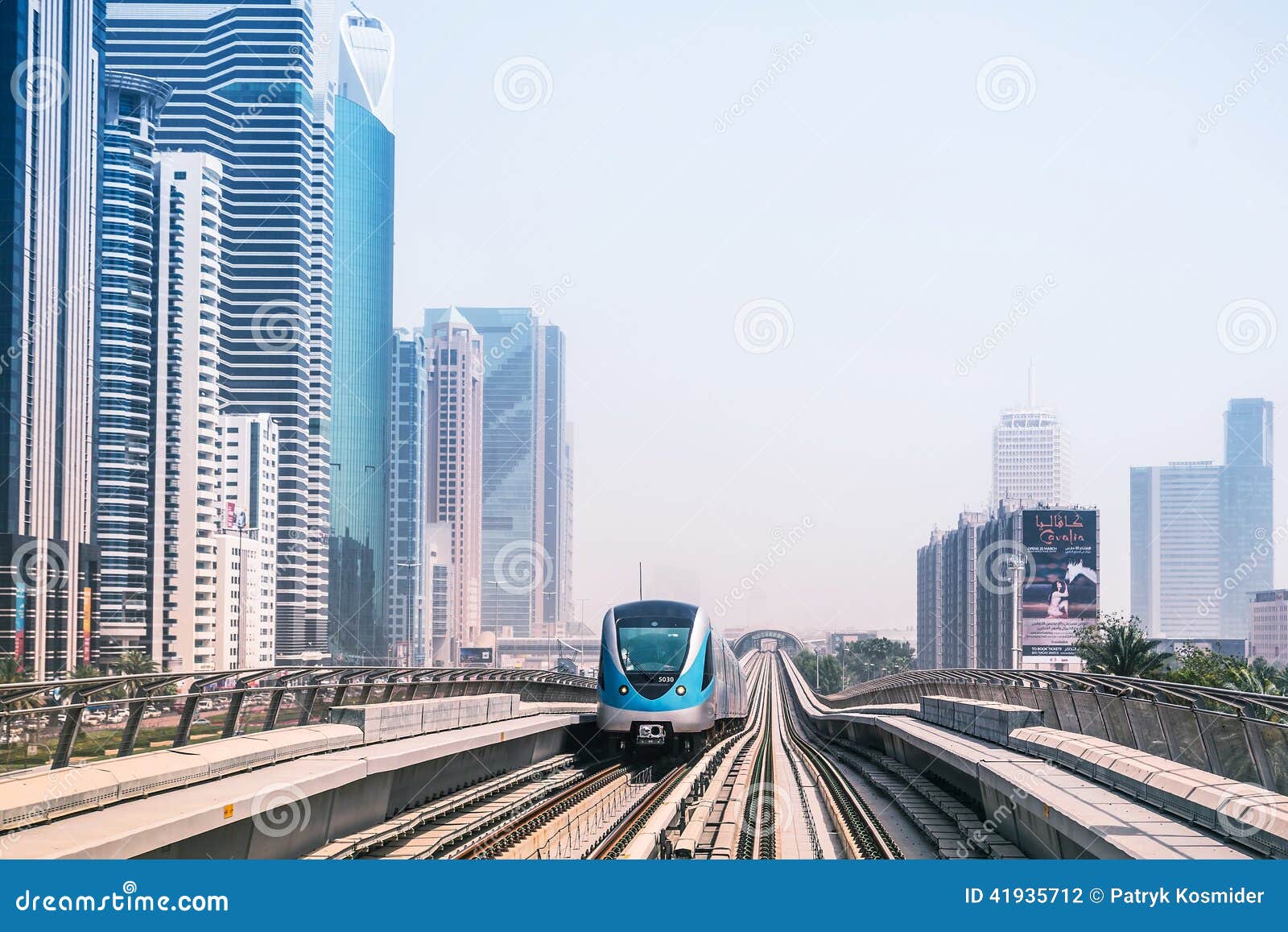 UBahnLinie in Dubai redaktionelles stockfotografie. Bild von