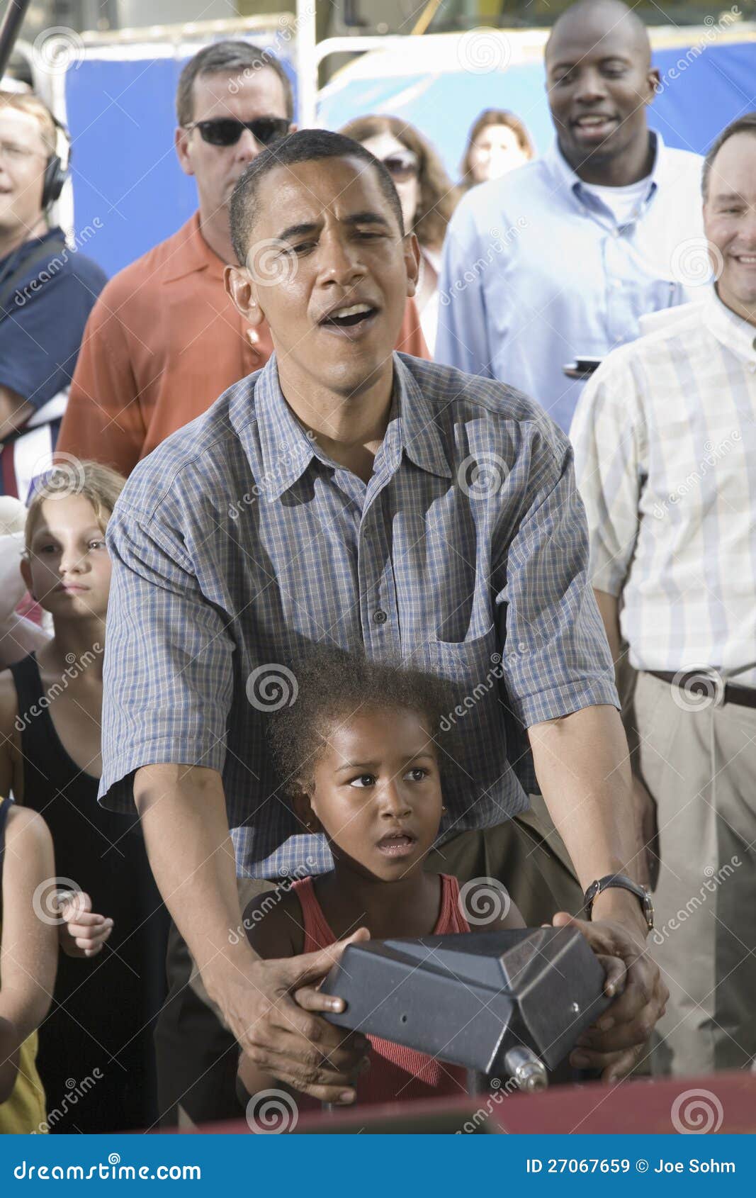 U.S. Senator Barak z jego córką Obama. U.S. Senator Barak Obama target871_0_ dla Prezydent z jego córką przy Iowa Stan Jarmarkiem w Des Moines Iowa, Sierpień 16, 2007