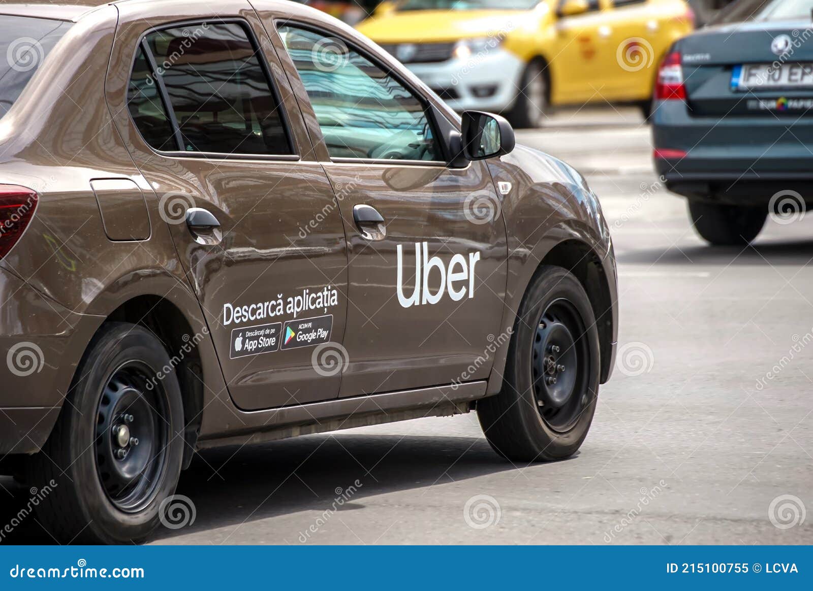 uber taxi bucharest roumanie bucarest mars une voiture de marque logo est vue dans la circulation rue 215100755