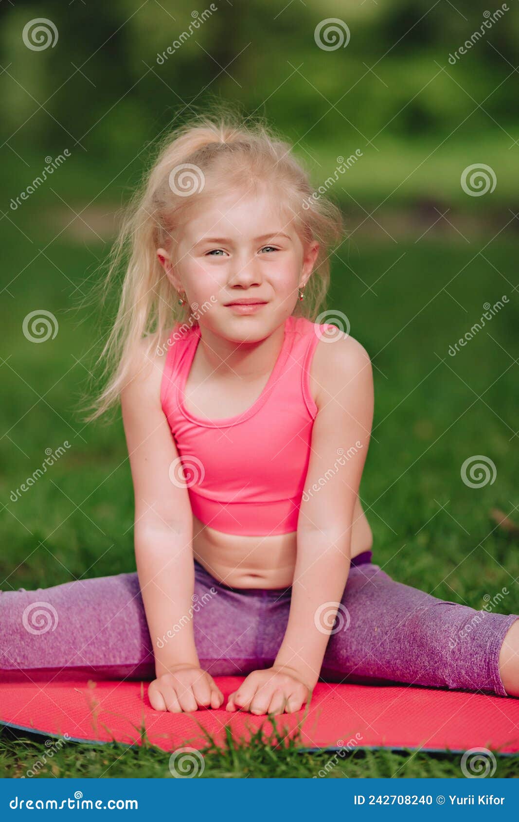 La Bellissima Bambina Di 7 Anni è Impegnata in Fitness Nei Campi Verdi  Vicino Al Fiume Fotografia Stock - Immagine di esterno, foto: 242708240