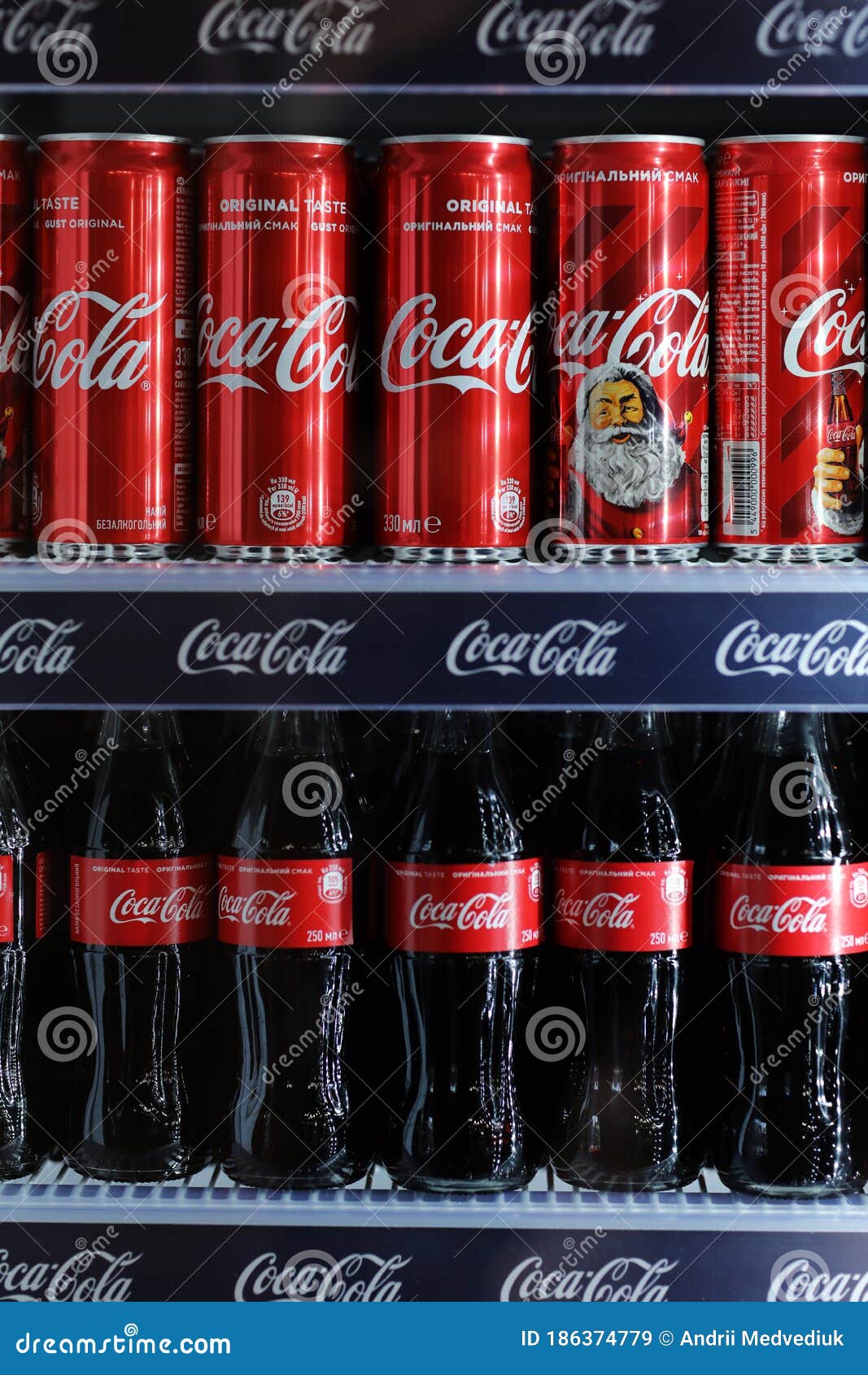 Ucraina 18 Febbraio 2020 : Bottiglie Di Coca Cola Bevete in Un Mini-frigo  Immagine Stock Editoriale - Immagine di commercio, refrigerato: 186374779